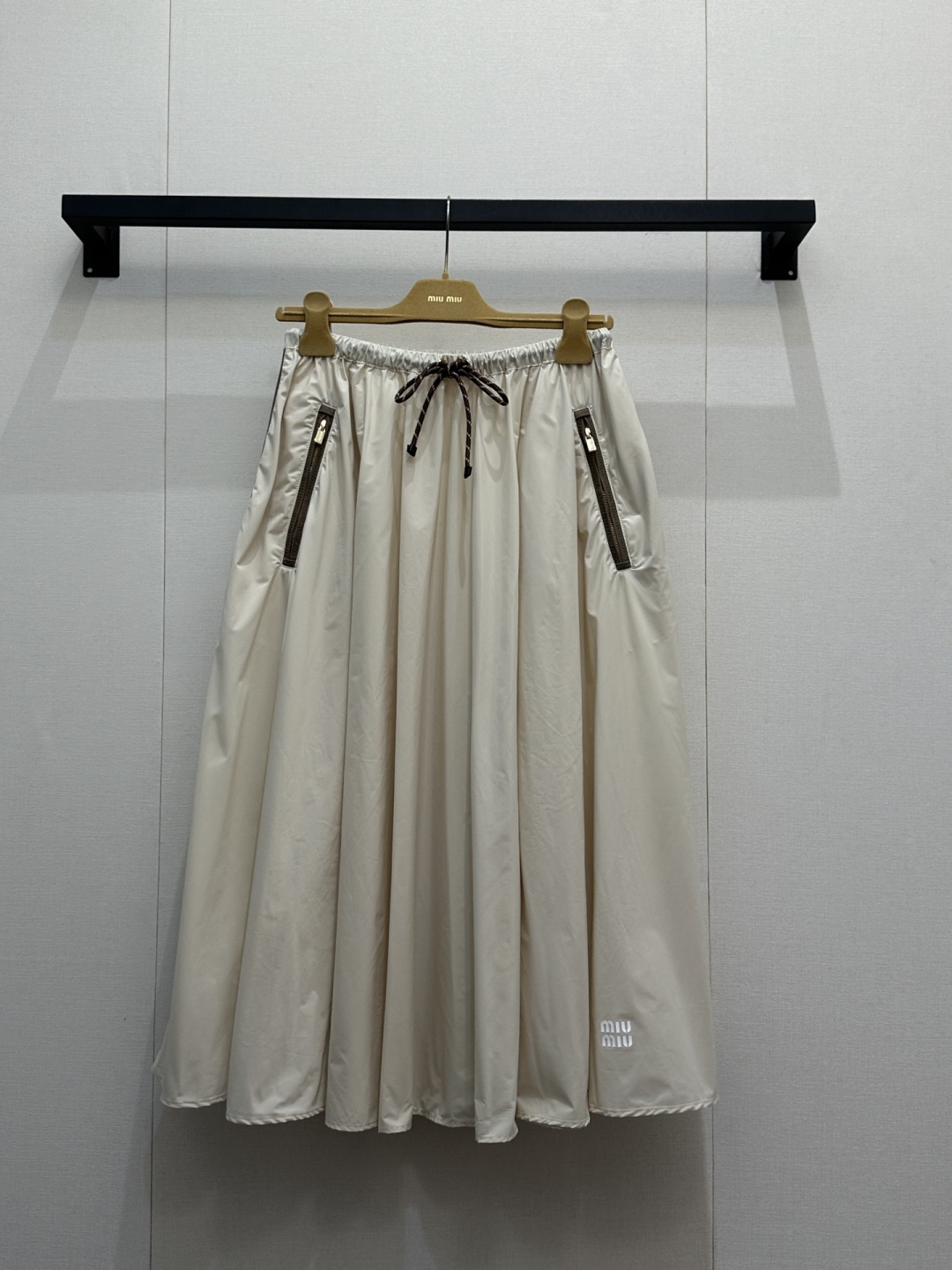 NO:737050,(Long skirt) Miu26's new skirt is made of custom-made YB imported environmentally friendly recycled nylon material, with glossy texture and stylish wear. The mid-length skirt is made of burgundy as the base, creating a fluffy bud that makes it more playful!  The main tone of burgundy is rich and white. The contrasting lapel design of the vest is simple and smart. It is paired with a skirt of the same color. The drawstring and zipper details add to the street feel. The light fabric is breathable and comfortable. A set of upper body directly creates a sweet and cool atmosphere. It is a perfect eye-catcher when going out. Customized surface accessories Look for the version High version Burgundy,, miumiu, skirts,19860909（长裙）Miu26新款半裙 定制YB进口环保再生尼龙材质,质感光泽,穿搭有型,中长半身裙,大身以酒红色为基底,打造花苞蓬松感更显俏皮风了！酒红主调浓郁又显白,马甲的撞色翻领设计简约又灵动,搭配同色系半身裙,抽绳与拉链细节拉满街头感,轻薄的面料透气又舒适,一套上身直接拿捏甜酷兼备的氛围感,妥妥的出街吸睛利器.定制面辅料 认准版本 高版本 酒红,,miumiu,skirts,,Women's clothing