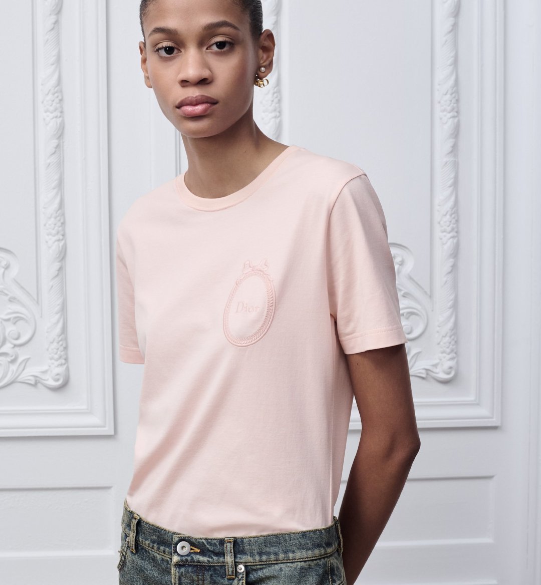NO:796703,Dior's clean and elegant style with bow oval logo embroidery, round neck and short sleeves combines romance and luxury just right. The embroidery pattern on the chest is embellished on the body, adding more different levels of beauty to the overall look!  Exclusively customized imported yb cotton material, the upper body is white and fashionable in pink and blue color. The oval letter embroidery pattern on the chest is completely online with all the small details. The regular-shoulder upper body has a modified body line proportion. It is easy to wear alone and layered without going wrong!  1:1 awesome version, the latest items in early spring, look out for the exclusive high version SML, dior, T-shirt,19860909dior蝴蝶结椭圆标刺绣圆领短袖干净大气的款式将浪漫与高级揉得恰到好处,胸前刺绣纹样缀在衣身,为整体造型增添了更多不同层次美感！独家定制进口yb棉材质,粉蓝配色上身显白又时尚,胸前椭圆标字母刺绣图案各种小细节完全在线,正肩常规版型上身修饰身线比例,单穿叠搭轻松不出错！1:1超赞版型,早春最新单品,认准独家高版本 SML,,dior,T-shirt,,Women's clothing