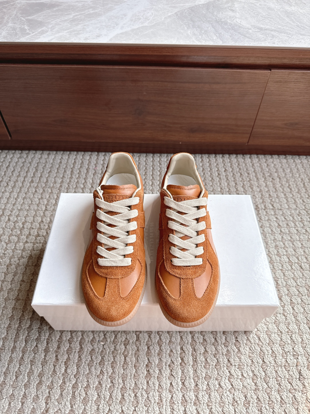 NO:605080,[MM6] Couple style, female size 35-40, male size 39-44 (45, custom-made, non-returnable) MaisonMargiela MM6 Margiela, couple model, moral training shoes, casual sports shoes, original purchase and development, production, genius designer brand, a light luxury brand  This German training shoe continues the classic T-shaped leather splicing design. It has been carefully improved by the design team many times, just to allow you to experience the most original military taste~ The material is special material/cloth, the soft and delicate characteristics are combined with the fashionable cloth, making it ultra-soft and comfortable while maintaining good breathability ~ Comfort and texture go hand in hand, easy to wear in any combination in all seasons. The delivery counter is exquisitely packaged. The fabric is original custom-made imported cowhide and the lining is imported soft sheepskin.  The outsole is made of original molded rubber material, the sole thickness is 2.5cm, masion margiela, masion margiela, sneakers, cowhide, sheepskin19860909【MM6】情侣款码数女码35--40男39-44（45 定做不退换) MaisonMargiela MM6 马吉拉 情侣款 德训鞋 休闲 运动鞋 原版购入开发 做货 鬼才设计师品牌,一个轻奢品牌 这一款德国训练鞋延续了经典的T形真皮拼接设计,经过设计团队多次的精心改良,只为让您体验最原始的军旅味道~材质特殊材料/布面,柔软细腻的特点与时尚潮流的布面相结合,使其既有超高的柔软舒适度,又同时保持不错的透气性能~舒适与质感并行,轻松驾驭四季穿着任何搭配 配送专柜精美包装 面料原版定制进口牛皮 内里进口柔软羊皮里 大底原版开模橡胶材质 底厚2.5cm,,masion margiela,masion margiela,sneakers,cowhide,sheepskin,Men's shoes