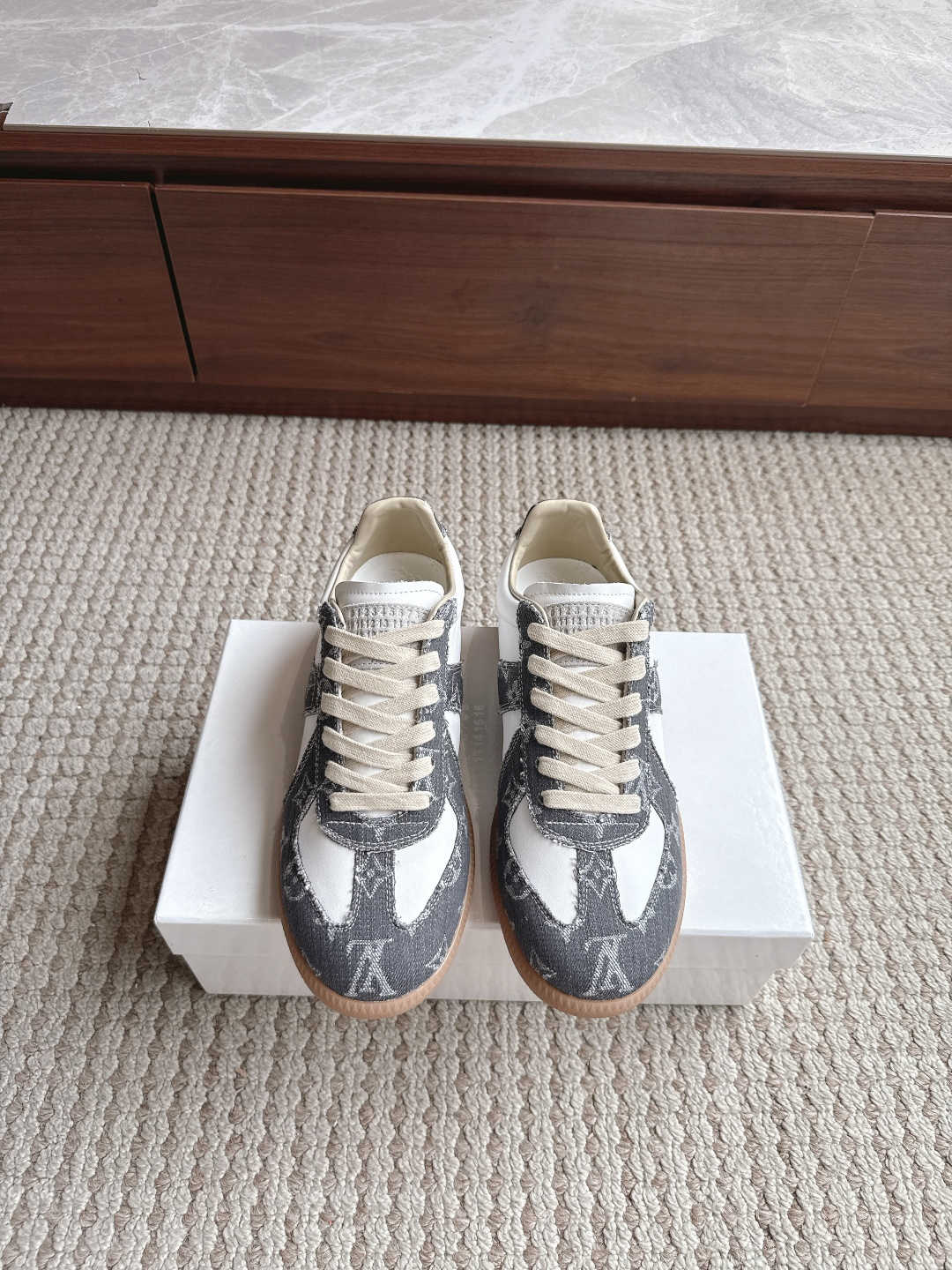 NO:605084,[MM6] Couple style, female size 35-40, male size 39-44 (45, custom-made, non-returnable) MaisonMargiela MM6 Margiela, couple model, moral training shoes, casual sports shoes, original purchase and development, production, genius designer brand, a light luxury brand  This German training shoe continues the classic T-shaped leather splicing design. It has been carefully improved by the design team many times, just to allow you to experience the most original military taste~ The material is special material/cloth, the soft and delicate characteristics are combined with the fashionable cloth, making it ultra-soft and comfortable while maintaining good breathability ~ Comfort and texture go hand in hand, easy to wear in any combination in all seasons. The delivery counter is exquisitely packaged. The fabric is original custom-made imported cowhide and the lining is imported soft sheepskin.  The outsole is made of original molded rubber material, the sole thickness is 2.5cm, masion margiela, masion margiela, sneakers, cowhide, sheepskin19860909【MM6】情侣款码数女码35--40男39-44（45 定做不退换) MaisonMargiela MM6 马吉拉 情侣款 德训鞋 休闲 运动鞋 原版购入开发 做货 鬼才设计师品牌,一个轻奢品牌 这一款德国训练鞋延续了经典的T形真皮拼接设计,经过设计团队多次的精心改良,只为让您体验最原始的军旅味道~材质特殊材料/布面,柔软细腻的特点与时尚潮流的布面相结合,使其既有超高的柔软舒适度,又同时保持不错的透气性能~舒适与质感并行,轻松驾驭四季穿着任何搭配 配送专柜精美包装 面料原版定制进口牛皮 内里进口柔软羊皮里 大底原版开模橡胶材质 底厚2.5cm,,masion margiela,masion margiela,sneakers,cowhide,sheepskin,Men's shoes