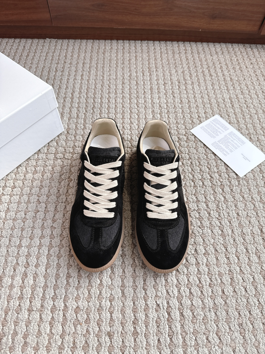 NO:605076,[MM6] Couple style, female size 35-40, male size 39-44 (45, custom-made, non-returnable) MaisonMargiela MM6 Margiela, couple model, moral training shoes, casual sports shoes, original purchase and development, production, genius designer brand, a light luxury brand  This German training shoe continues the classic T-shaped leather splicing design. It has been carefully improved by the design team many times, just to allow you to experience the most original military taste~ The material is special material/cloth, the soft and delicate characteristics are combined with the fashionable cloth, making it ultra-soft and comfortable while maintaining good breathability ~ Comfort and texture go hand in hand, easy to wear in any combination in all seasons. The delivery counter is exquisitely packaged. The fabric is original custom-made imported cowhide and the lining is imported soft sheepskin.  The outsole is made of original molded rubber material, the sole thickness is 2.5cm, masion margiela, masion margiela, sneakers, cowhide, sheepskin19860909【MM6】情侣款码数女码35--40男39-44（45 定做不退换) MaisonMargiela MM6 马吉拉 情侣款 德训鞋 休闲 运动鞋 原版购入开发 做货 鬼才设计师品牌,一个轻奢品牌 这一款德国训练鞋延续了经典的T形真皮拼接设计,经过设计团队多次的精心改良,只为让您体验最原始的军旅味道~材质特殊材料/布面,柔软细腻的特点与时尚潮流的布面相结合,使其既有超高的柔软舒适度,又同时保持不错的透气性能~舒适与质感并行,轻松驾驭四季穿着任何搭配 配送专柜精美包装 面料原版定制进口牛皮 内里进口柔软羊皮里 大底原版开模橡胶材质 底厚2.5cm,,masion margiela,masion margiela,sneakers,cowhide,sheepskin,Men's shoes