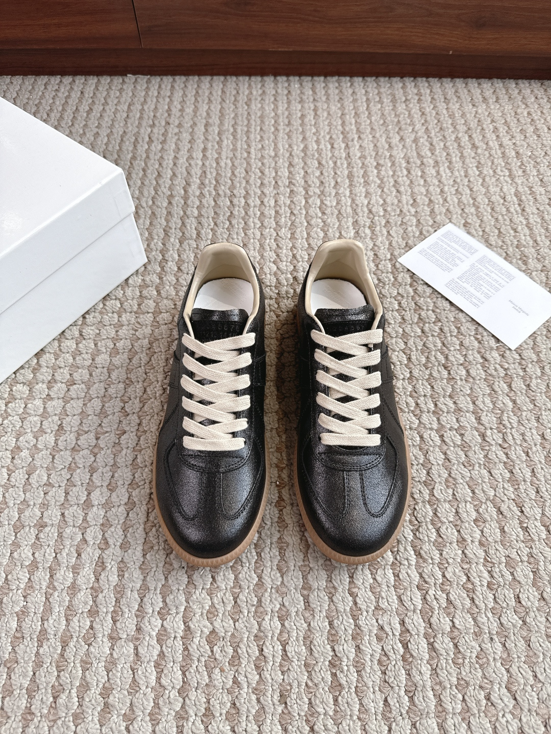 NO:605078,[MM6] Couple style, female size 35-40, male size 39-44 (45, custom-made, non-returnable) MaisonMargiela MM6 Margiela, couple model, moral training shoes, casual sports shoes, original purchase and development, production, genius designer brand, a light luxury brand  This German training shoe continues the classic T-shaped leather splicing design. It has been carefully improved by the design team many times, just to allow you to experience the most original military taste~ The material is special material/cloth, the soft and delicate characteristics are combined with the fashionable cloth, making it ultra-soft and comfortable while maintaining good breathability ~ Comfort and texture go hand in hand, easy to wear in any combination in all seasons. The delivery counter is exquisitely packaged. The fabric is original custom-made imported cowhide and the lining is imported soft sheepskin.  The outsole is made of original molded rubber material, the sole thickness is 2.5cm, masion margiela, masion margiela, sneakers, cowhide, sheepskin19860909【MM6】情侣款码数女码35--40男39-44（45 定做不退换) MaisonMargiela MM6 马吉拉 情侣款 德训鞋 休闲 运动鞋 原版购入开发 做货 鬼才设计师品牌,一个轻奢品牌 这一款德国训练鞋延续了经典的T形真皮拼接设计,经过设计团队多次的精心改良,只为让您体验最原始的军旅味道~材质特殊材料/布面,柔软细腻的特点与时尚潮流的布面相结合,使其既有超高的柔软舒适度,又同时保持不错的透气性能~舒适与质感并行,轻松驾驭四季穿着任何搭配 配送专柜精美包装 面料原版定制进口牛皮 内里进口柔软羊皮里 大底原版开模橡胶材质 底厚2.5cm,,masion margiela,masion margiela,sneakers,cowhide,sheepskin,Men's shoes