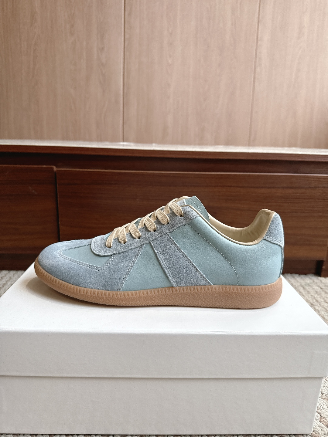 NO:867880,Purchasing agent level Maison Margiela Color Glacier Blue Price Men's and women's sizes 35-47 (4647 custom-made, non-refundable and non-exchangeable) MaisonMargiela  MM6 Dexun casual shoes are a genius designer brand. An affordable luxury brand, they are versatile and comfortable. This German training shoe continues the classic T-shaped leather splicing design. It has been carefully improved by the design team many times, just to make you feel comfortable.  Experience the most original military flavor. The soft and delicate characteristics of the first-layer cowhide combined with the texture of suede cowhide make it not only super soft and comfortable, but also maintain good breathability. Comfort and texture go hand in hand, making it easy to wear with any combination in all seasons.  Fabric imported cowhide leather lining, casual shoes/sports shoes, masion margiela, masion margiela, sneakers, cowhide19860909代购级别马吉拉 颜色冰川兰 价格男女码35—47（4647订做不退不换） MaisonMargiela MM6德训休闲鞋鬼才设计师品牌,一个轻奢品牌上脚很百搭哦,也很随脚舒适,这一款德国训练鞋延续了经典的T形真皮拼接设计,经过设计团队多次的精心改良,只为让您体验最原始的军旅味道,头层牛皮柔软细腻的特点与牛反绒牛皮的质感相结合使其既有超高的柔软舒适度,又同时保持不错的透气性能舒适与质感并行,轻松驾驭四季穿着任何搭配. 面料进口牛皮 内里牛皮,休闲鞋/运动鞋,masion margiela,masion margiela,sneakers,cowhide,Women's Shoes