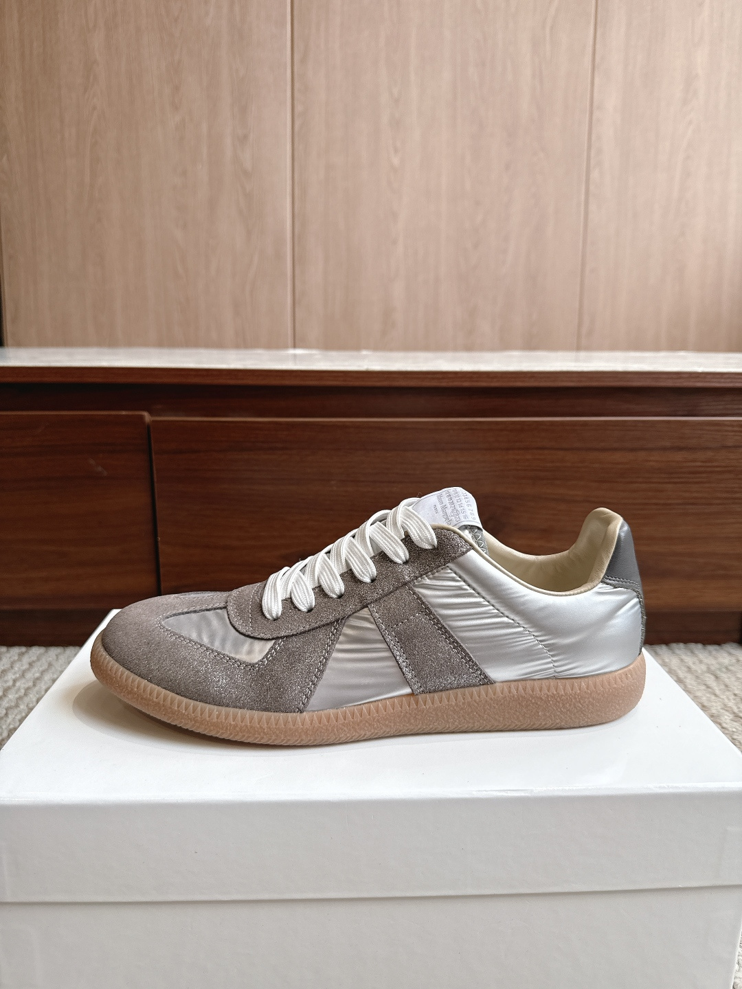 NO:867892,Purchasing agent level Maison Margiela Color down gun color Price Men's and women's sizes 35-47 (4647 custom made, non-refundable and non-exchangeable) MaisonMargiela  MM6 Dexun casual shoes are a genius designer brand. An affordable luxury brand, they are versatile and comfortable. This German training shoe continues the classic T-shaped leather splicing design. It has been carefully improved by the design team many times, just to make you feel comfortable.  Experience the most original military flavor. The soft and delicate characteristics of the first-layer cowhide combined with the texture of suede cowhide make it not only super soft and comfortable, but also maintain good breathability. Comfort and texture go hand in hand, making it easy to wear with any combination in all seasons.  Fabric imported cowhide leather lining, casual shoes/sports shoes, masion margiela, masion margiela, sneakers, down jacket, cowhide19860909代购级别马吉拉 颜色羽绒枪色 价格男女码35—47（4647订做不退不换） MaisonMargiela MM6德训休闲鞋鬼才设计师品牌,一个轻奢品牌上脚很百搭哦,也很随脚舒适,这一款德国训练鞋延续了经典的T形真皮拼接设计,经过设计团队多次的精心改良,只为让您体验最原始的军旅味道,头层牛皮柔软细腻的特点与牛反绒牛皮的质感相结合使其既有超高的柔软舒适度,又同时保持不错的透气性能舒适与质感并行,轻松驾驭四季穿着任何搭配. 面料进口牛皮 内里牛皮,休闲鞋/运动鞋,masion margiela,masion margiela,sneakers,down jacket,cowhide,Women's Shoes
