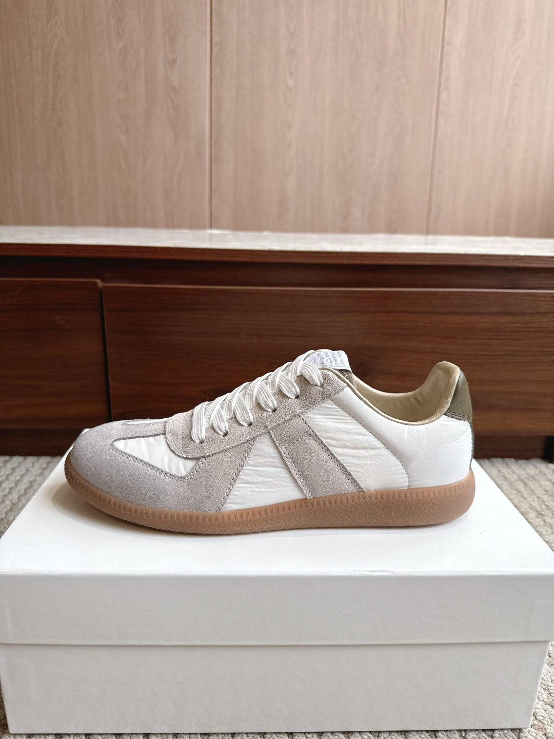 NO:867904,Purchasing agent level Maison Margiela Color Down White with Army Green Price Men's and women's sizes 35-47 (4647 custom made, non-refundable and non-exchangeable) MaisonMargiela  MM6 Dexun casual shoes are a genius designer brand. An affordable luxury brand, they are versatile and comfortable. This German training shoe continues the classic T-shaped leather splicing design. It has been carefully improved by the design team many times, just to make you feel comfortable.  Experience the most original military flavor. The soft and delicate characteristics of the first-layer cowhide combined with the texture of suede cowhide make it not only super soft and comfortable, but also maintain good breathability. Comfort and texture go hand in hand, making it easy to wear with any combination in all seasons.  Fabric imported cowhide leather lining, casual shoes/sports shoes, masion margiela, masion margiela, sneakers, down jacket, cowhide19860909代购级别马吉拉 颜色羽绒白配军绿 价格男女码35—47（4647订做不退不换） MaisonMargiela MM6德训休闲鞋鬼才设计师品牌,一个轻奢品牌上脚很百搭哦,也很随脚舒适,这一款德国训练鞋延续了经典的T形真皮拼接设计,经过设计团队多次的精心改良,只为让您体验最原始的军旅味道,头层牛皮柔软细腻的特点与牛反绒牛皮的质感相结合使其既有超高的柔软舒适度,又同时保持不错的透气性能舒适与质感并行,轻松驾驭四季穿着任何搭配. 面料进口牛皮 内里牛皮,休闲鞋/运动鞋,masion margiela,masion margiela,sneakers,down jacket,cowhide,Women's Shoes