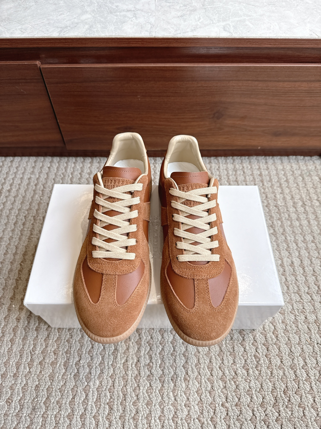 NO:867916,Purchasing agent level Maison Margiela Color golden brown Price Men's and women's sizes 35-47 (4647 custom-made non-refundable and non-exchangeable) MaisonMargiela  MM6 Dexun casual shoes are a genius designer brand. An affordable luxury brand, they are versatile and comfortable. This German training shoe continues the classic T-shaped leather splicing design. It has been carefully improved by the design team many times, just to make you feel comfortable.  Experience the most original military flavor. The soft and delicate characteristics of the first-layer cowhide combined with the texture of suede cowhide make it not only super soft and comfortable, but also maintain good breathability. Comfort and texture go hand in hand, making it easy to wear with any combination in all seasons.  Fabric imported cowhide leather lining, casual shoes/sports shoes, masion margiela, masion margiela, sneakers, cowhide19860909代购级别马吉拉 颜色金棕色 价格男女码35—47（4647订做不退不换） MaisonMargiela MM6德训休闲鞋鬼才设计师品牌,一个轻奢品牌上脚很百搭哦,也很随脚舒适,这一款德国训练鞋延续了经典的T形真皮拼接设计,经过设计团队多次的精心改良,只为让您体验最原始的军旅味道,头层牛皮柔软细腻的特点与牛反绒牛皮的质感相结合使其既有超高的柔软舒适度,又同时保持不错的透气性能舒适与质感并行,轻松驾驭四季穿着任何搭配. 面料进口牛皮 内里牛皮,休闲鞋/运动鞋,masion margiela,masion margiela,sneakers,cowhide,Women's Shoes