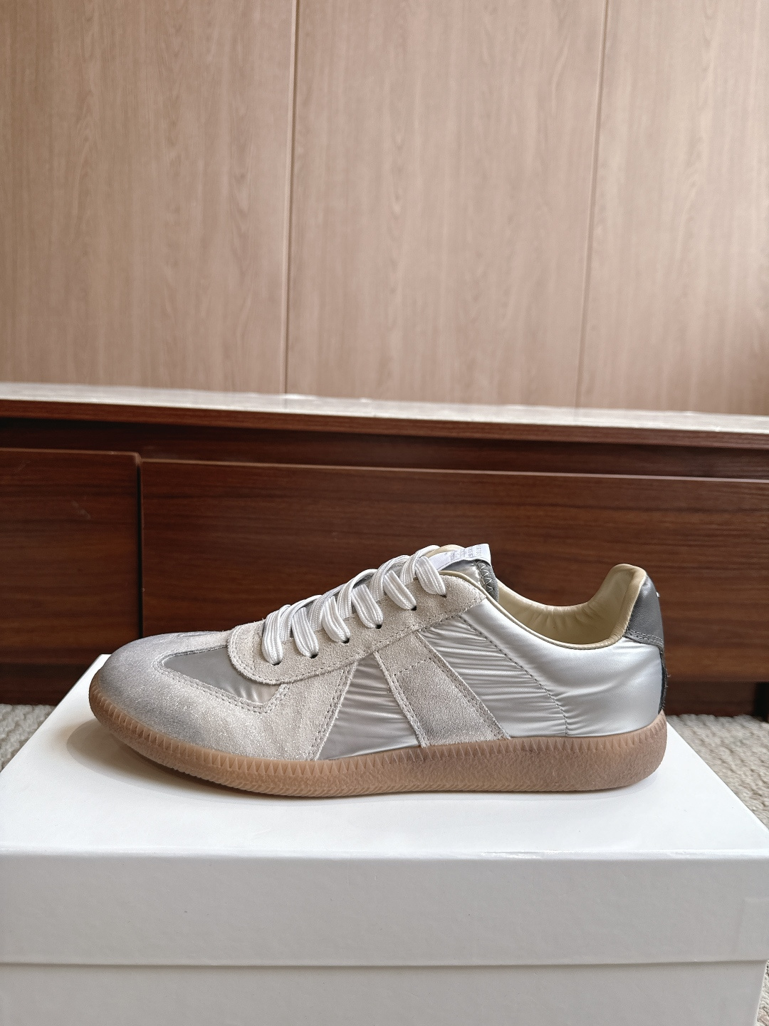 NO:867928,Purchasing agent level Maison Margiela Color silver down with light gold Price Men's and women's sizes 35-47 (4647 custom-made non-refundable and non-exchangeable) MaisonMargiela  MM6 Dexun casual shoes are a genius designer brand. An affordable luxury brand, they are versatile and comfortable. This German training shoe continues the classic T-shaped leather splicing design. It has been carefully improved by the design team many times, just to make you feel comfortable.  Experience the most original military flavor. The soft and delicate characteristics of the first-layer cowhide combined with the texture of suede cowhide make it not only super soft and comfortable, but also maintain good breathability. Comfort and texture go hand in hand, making it easy to wear with any combination in all seasons.  Fabric imported cowhide leather lining, casual shoes/sports shoes, masion margiela, masion margiela, sneakers, down jacket, cowhide19860909代购级别马吉拉 颜色银羽绒配浅金 价格男女码35—47（4647订做不退不换） MaisonMargiela MM6德训休闲鞋鬼才设计师品牌,一个轻奢品牌上脚很百搭哦,也很随脚舒适,这一款德国训练鞋延续了经典的T形真皮拼接设计,经过设计团队多次的精心改良,只为让您体验最原始的军旅味道,头层牛皮柔软细腻的特点与牛反绒牛皮的质感相结合使其既有超高的柔软舒适度,又同时保持不错的透气性能舒适与质感并行,轻松驾驭四季穿着任何搭配. 面料进口牛皮 内里牛皮,休闲鞋/运动鞋,masion margiela,masion margiela,sneakers,down jacket,cowhide,Women's Shoes