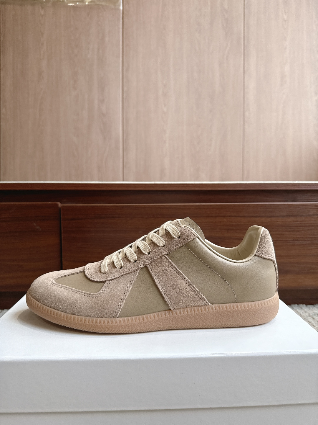 NO:867940,Purchasing agent level Maison Margiela Color sandy beige Price Men's and women's sizes 35-47 (4647 custom made, non-refundable and non-exchangeable) MaisonMargiela  MM6 Dexun casual shoes are a genius designer brand. An affordable luxury brand, they are versatile and comfortable. This German training shoe continues the classic T-shaped leather splicing design. It has been carefully improved by the design team many times, just to make you feel comfortable.  Experience the most original military flavor. The soft and delicate characteristics of the first-layer cowhide combined with the texture of suede cowhide make it not only super soft and comfortable, but also maintain good breathability. Comfort and texture go hand in hand, making it easy to wear with any combination in all seasons.  Fabric imported cowhide leather lining, casual shoes/sports shoes, masion margiela, masion margiela, sneakers, cowhide19860909代购级别马吉拉 颜色沙米色 价格男女码35—47（4647订做不退不换） MaisonMargiela MM6德训休闲鞋鬼才设计师品牌,一个轻奢品牌上脚很百搭哦,也很随脚舒适,这一款德国训练鞋延续了经典的T形真皮拼接设计,经过设计团队多次的精心改良,只为让您体验最原始的军旅味道,头层牛皮柔软细腻的特点与牛反绒牛皮的质感相结合使其既有超高的柔软舒适度,又同时保持不错的透气性能舒适与质感并行,轻松驾驭四季穿着任何搭配. 面料进口牛皮 内里牛皮,休闲鞋/运动鞋,masion margiela,masion margiela,sneakers,cowhide,Women's Shoes