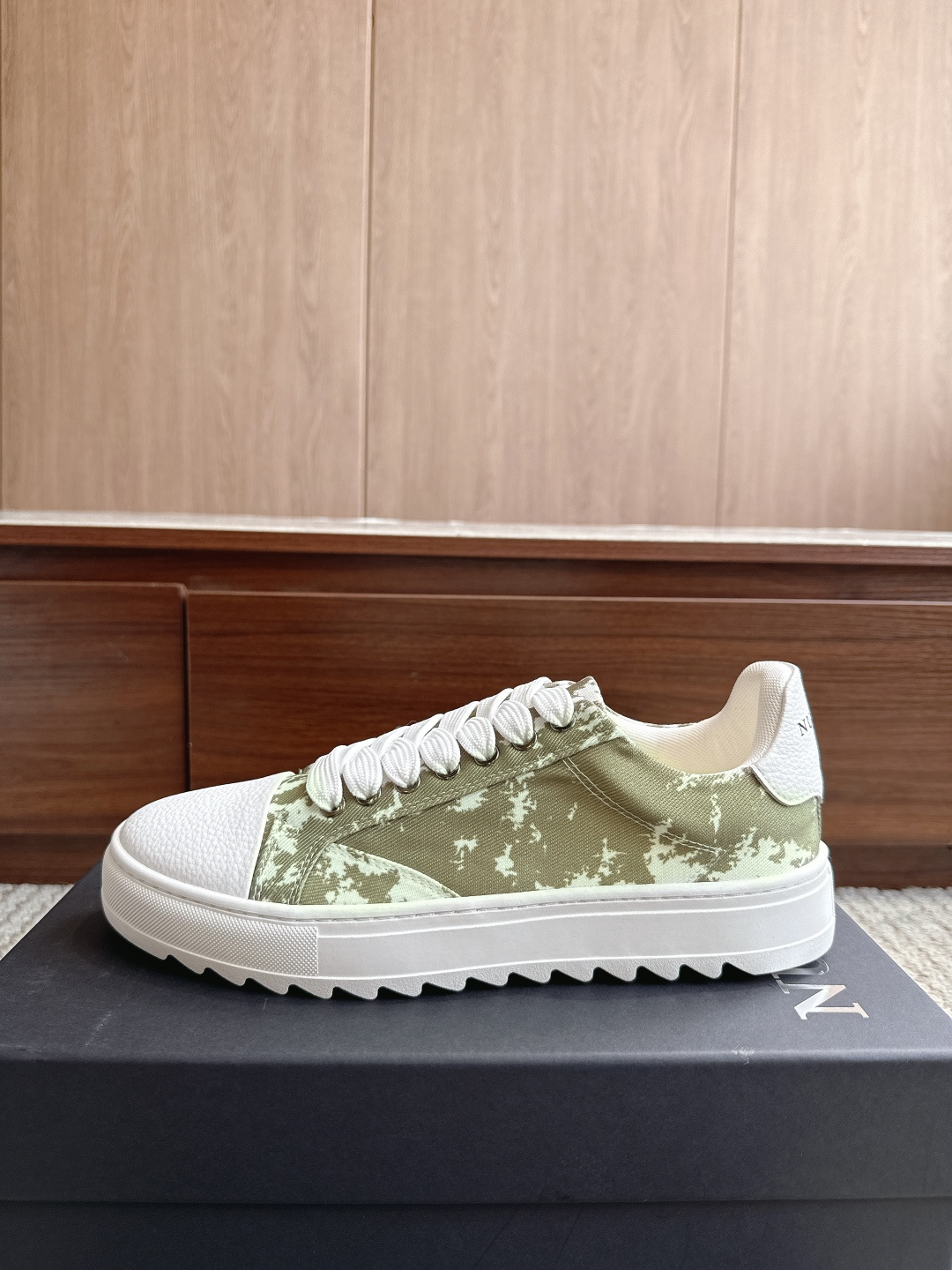 NO:867948,Numeris Shoes thick-soled men's height-increasing model!  Color: Olive green and white. Size: 39-47. Price: Low-top casual shoes, with thick sawtooth soles and rubber non-slip soles. Quality and anti-manufacturing. Material and design. The upper is made of distressed ripped denim, with pink shoelaces and white toe caps, and sawtooth thick soles. The contrasting color design combines a retro street feel with a sweet and cool style; white decorative strips on the side of the shoe + exquisite wiring, and the details enhance the texture. Casual shoes/sports shoes, sneakers19860909Numeris Shoes厚底增高男款！ 颜色橄榄绿白色 尺码39-47 价格低帮休闲鞋型,搭配锯齿厚底、橡胶防滑底,质量抗造, 材质与设计鞋面采用做旧破洞牛仔布材质,搭配粉色鞋带与白色鞋头、锯齿厚底,撞色设计兼具复古街头感与甜酷风格； 鞋侧白色装饰条+精致走线,细节处提升质感.,休闲鞋/运动鞋,sneakers,Women's Shoes