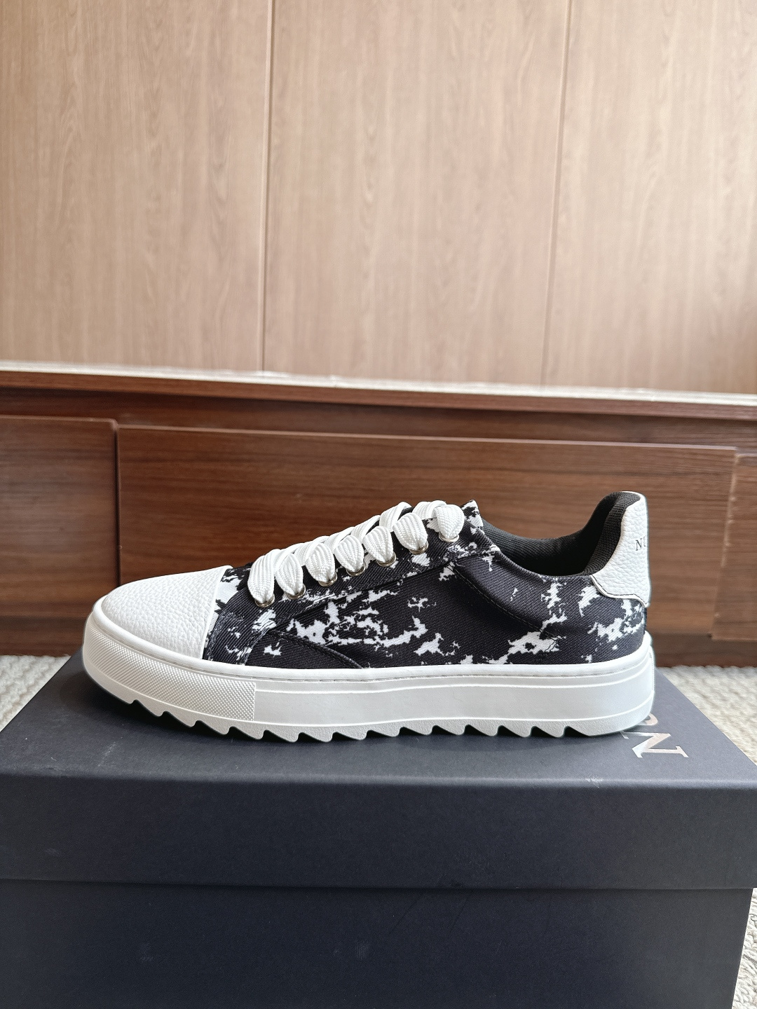 NO:867955,Numeris Shoes thick-soled men's height-increasing model!  Color printed with white flowers and black. Sizes 39-47. Price: low-top casual shoes, with sawtooth thick soles and rubber non-slip soles. Quality and anti-manufacturing. Material and design. The upper is made of distressed denim, with pink shoelaces and white toe caps, and serrated thick soles. The contrasting color design has both a retro street feel and a sweet and cool style; white decorative strips on the side of the shoe + exquisite wiring, details to enhance the texture. Casual shoes/sports shoes, sneakers19860909Numeris Shoes厚底增高男款！ 颜色印白花黑色 尺码39-47 价格低帮休闲鞋型,搭配锯齿厚底、橡胶防滑底,质量抗造, 材质与设计鞋面采用做旧破洞牛仔布材质,搭配粉色鞋带与白色鞋头、锯齿厚底,撞色设计兼具复古街头感与甜酷风格； 鞋侧白色装饰条+精致走线,细节处提升质感.,休闲鞋/运动鞋,sneakers,Women's Shoes