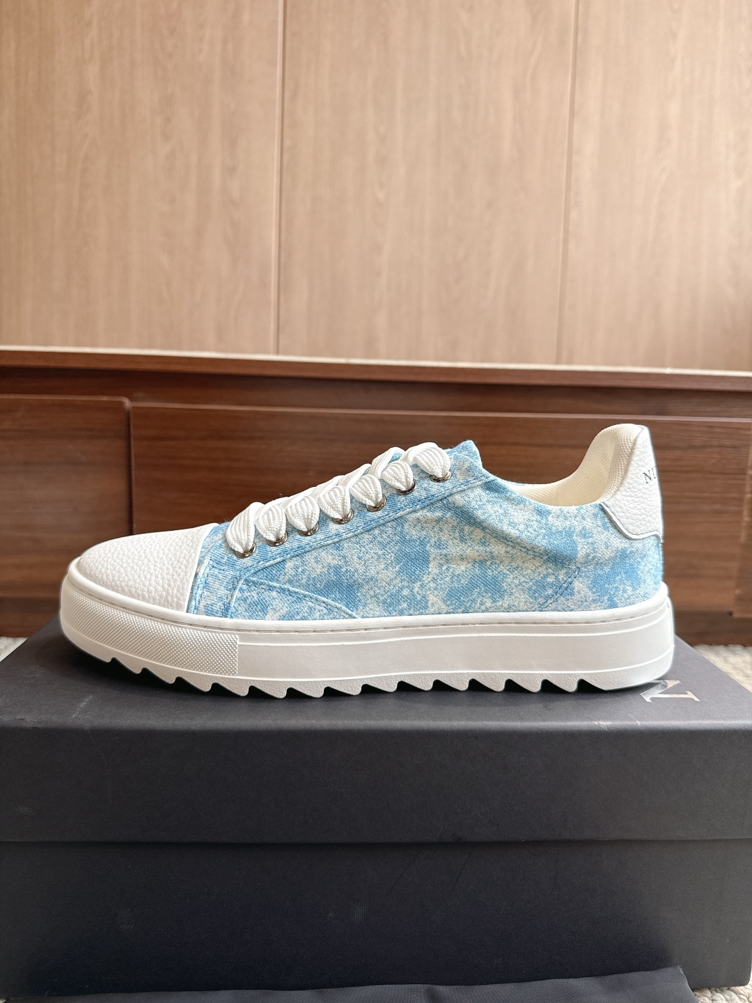 NO:867855,Numeris Shoes thick-soled men's height-increasing model!  Color printing sky blue Size 39-47 Price Low-top casual shoes, with serrated thick soles and rubber non-slip soles, quality and anti-manufacturing, material and design The upper is made of distressed denim, with pink laces and white toe caps, serrated thick soles, and the contrasting color design has both a retro street feel and a sweet and cool style; white decorative strips on the side of the shoe + exquisite wiring, the details enhance the texture. Casual shoes/sports shoes, sneakers19860909Numeris Shoes厚底增高男款！ 颜色印花天蓝色 尺码39-47 价格低帮休闲鞋型,搭配锯齿厚底、橡胶防滑底,质量抗造, 材质与设计鞋面采用做旧破洞牛仔布材质,搭配粉色鞋带与白色鞋头、锯齿厚底,撞色设计兼具复古街头感与甜酷风格； 鞋侧白色装饰条+精致走线,细节处提升质感.,休闲鞋/运动鞋,sneakers,Women's Shoes