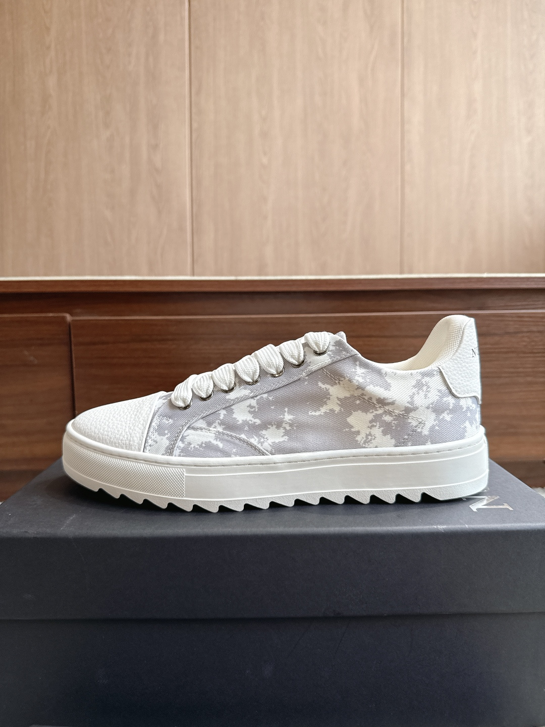 NO:867867,Numeris Shoes thick-soled men's height-increasing model!  Color printed with white floral gray. Sizes 39-47. Price: low-top casual shoes, with sawtooth thick soles and rubber non-slip soles. Quality and anti-manufacturing. Material and design. The upper is made of distressed ripped denim, with pink shoelaces and white toe caps, and serrated thick soles. The contrasting color design combines a retro street feel with a sweet and cool style; white decorative strips on the side of the shoe + exquisite wiring, details enhance the texture. Casual shoes/sports shoes, sneakers19860909Numeris Shoes厚底增高男款！ 颜色印白花灰色 尺码39-47 价格低帮休闲鞋型,搭配锯齿厚底、橡胶防滑底,质量抗造, 材质与设计鞋面采用做旧破洞牛仔布材质,搭配粉色鞋带与白色鞋头、锯齿厚底,撞色设计兼具复古街头感与甜酷风格； 鞋侧白色装饰条+精致走线,细节处提升质感.,休闲鞋/运动鞋,sneakers,Women's Shoes