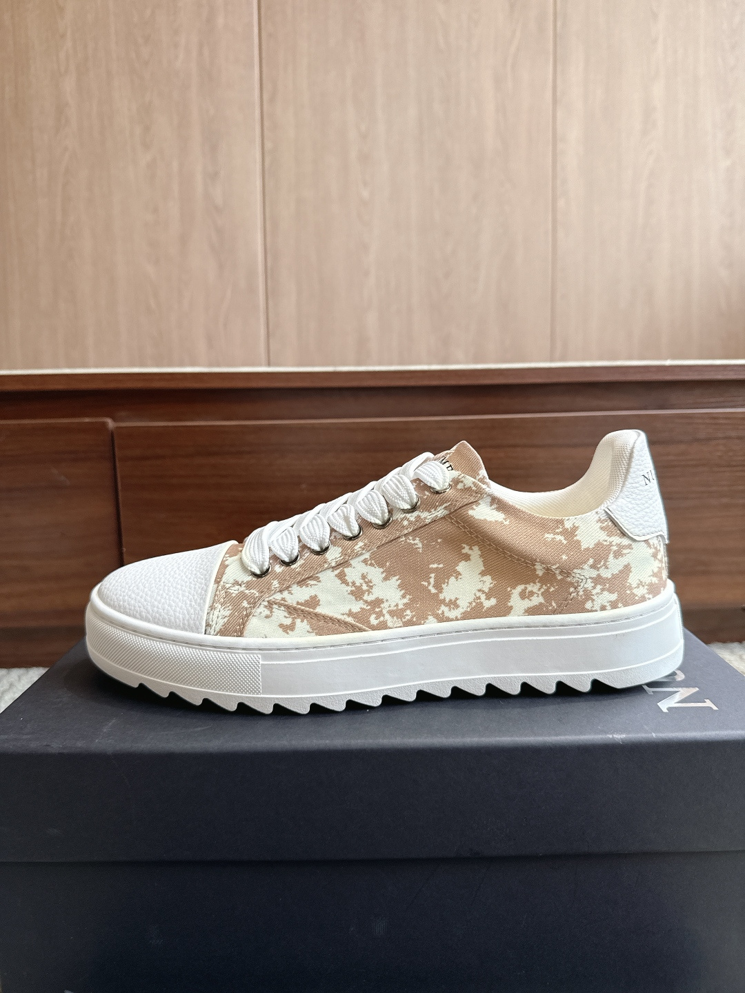 NO:867879,Numeris Shoes thick-soled men's height-increasing model!  Color printing khaki white Size 39-47 Price low-top casual shoes, with sawtooth thick soles, rubber non-slip soles, quality and anti-manufacturing, material and design The upper is made of distressed denim, with pink laces and white toe caps, sawtooth thick soles, contrasting color design with both retro street feel and sweet and cool style; white decorative strips on the side of the shoe + exquisite wiring, details enhance the texture. Casual shoes/sports shoes, sneakers19860909Numeris Shoes厚底增高男款！ 颜色印花卡其白 尺码39-47 价格低帮休闲鞋型,搭配锯齿厚底、橡胶防滑底,质量抗造, 材质与设计鞋面采用做旧破洞牛仔布材质,搭配粉色鞋带与白色鞋头、锯齿厚底,撞色设计兼具复古街头感与甜酷风格； 鞋侧白色装饰条+精致走线,细节处提升质感.,休闲鞋/运动鞋,sneakers,Women's Shoes
