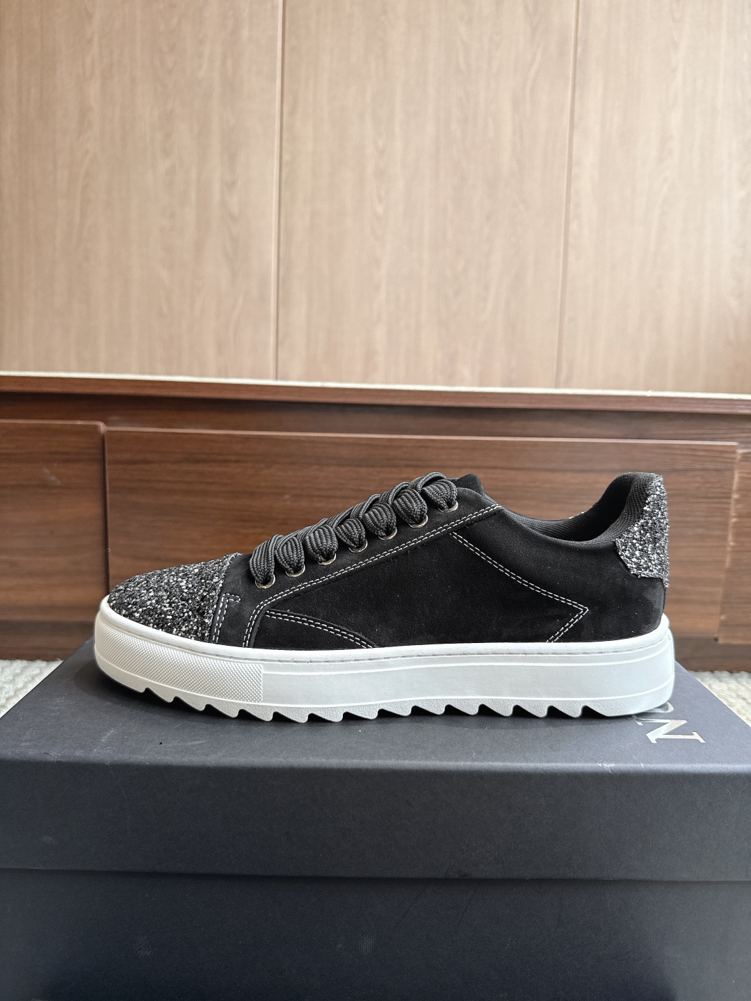 NO:867890,Numeris Shoes thick-soled men's height-increasing model!  Color Black Matte Bright Leather White Size 39-47 Price Low-top casual shoes, with serrated thick soles, rubber non-slip soles, quality and anti-manufacturing, material and design The upper is made of distressed ripped denim, with pink laces and white toe caps, serrated thick soles, contrasting color design with both a retro street feel and a sweet and cool style; white decorative strips on the side of the shoe + exquisite wiring, details enhance the texture. Casual shoes/sports shoes, sneakers19860909Numeris Shoes厚底增高男款！ 颜色黑磨砂亮皮白 尺码39-47 价格低帮休闲鞋型,搭配锯齿厚底、橡胶防滑底,质量抗造, 材质与设计鞋面采用做旧破洞牛仔布材质,搭配粉色鞋带与白色鞋头、锯齿厚底,撞色设计兼具复古街头感与甜酷风格； 鞋侧白色装饰条+精致走线,细节处提升质感.,休闲鞋/运动鞋,sneakers,Women's Shoes