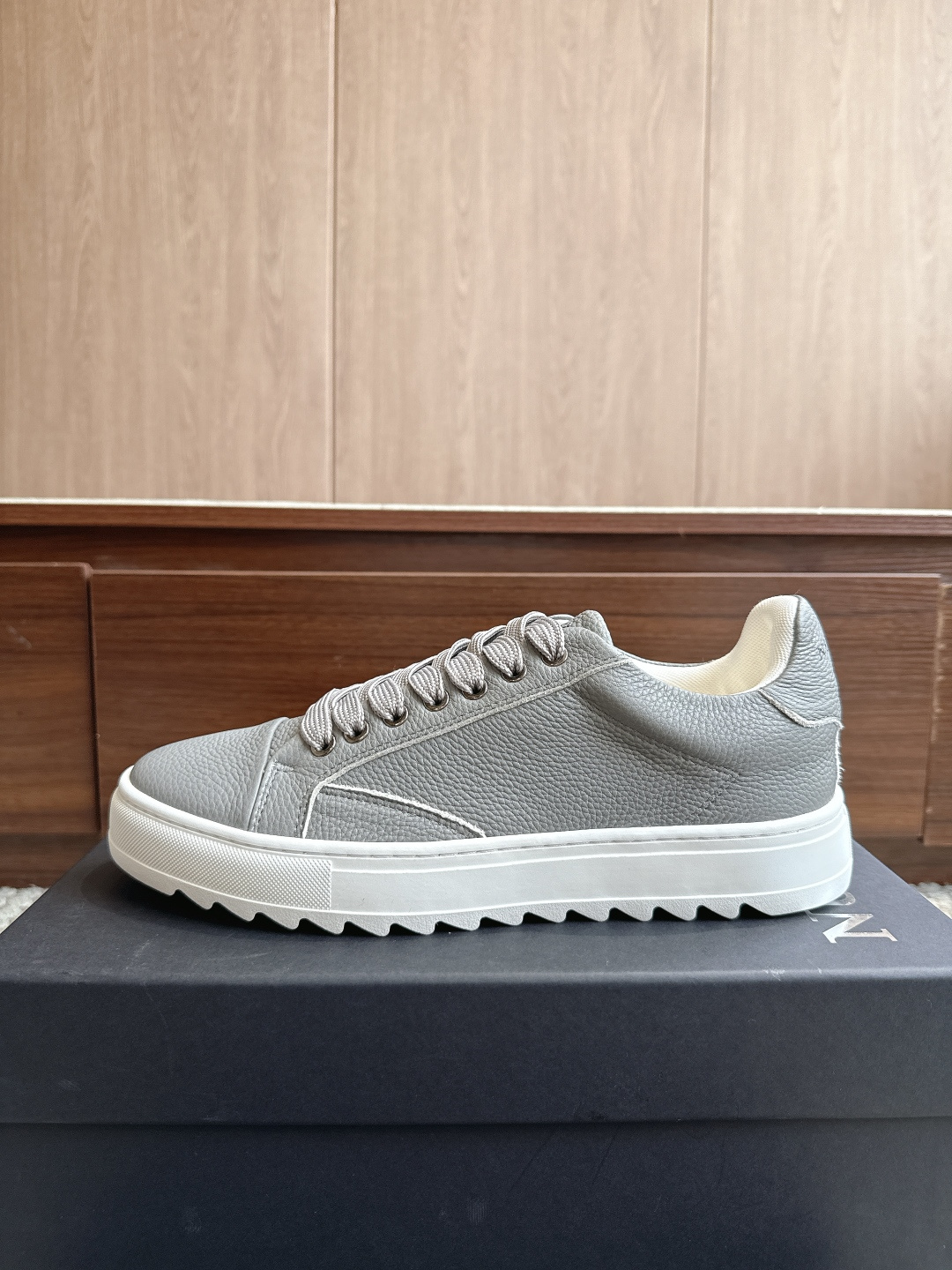 NO:867902,Numeris Shoes thick-soled men's height-increasing model!  Color Cement Gray Size 39-47 Price Low-cut casual shoes, with serrated thick soles and rubber non-slip soles, quality and anti-manufacturing, material and design The upper is made of distressed denim, with pink laces and white toe caps, serrated thick soles, and the contrasting color design has both a retro street feel and a sweet and cool style; white decorative strips on the side of the shoe + exquisite wiring, the details enhance the texture. Casual shoes/sports shoes, sneakers19860909Numeris Shoes厚底增高男款！ 颜色水泥灰 尺码39-47 价格低帮休闲鞋型,搭配锯齿厚底、橡胶防滑底,质量抗造, 材质与设计鞋面采用做旧破洞牛仔布材质,搭配粉色鞋带与白色鞋头、锯齿厚底,撞色设计兼具复古街头感与甜酷风格； 鞋侧白色装饰条+精致走线,细节处提升质感.,休闲鞋/运动鞋,sneakers,Women's Shoes