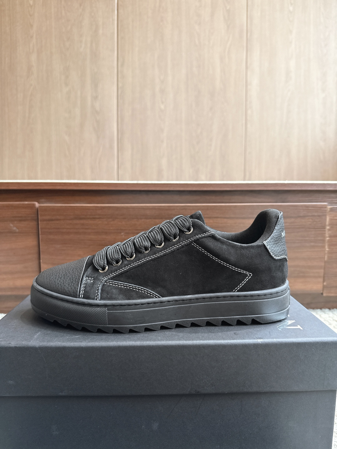 NO:867914,Numeris Shoes thick-soled men's height-increasing model!  The color is all black, the size is 39-47, the price is low-top casual shoes, with a zigzag thick sole and a rubber non-slip sole, and the quality is resistant to manufacturing. Material and design The upper is made of distressed denim, with pink laces and a white toe, and a zigzag thick sole. The contrasting color design has both a retro street feel and a sweet and cool style; white decorative strips on the side of the shoe + exquisite wiring, the details enhance the texture. Casual shoes/sports shoes, sneakers19860909Numeris Shoes厚底增高男款！ 颜色全黑色 尺码39-47 价格低帮休闲鞋型,搭配锯齿厚底、橡胶防滑底,质量抗造, 材质与设计鞋面采用做旧破洞牛仔布材质,搭配粉色鞋带与白色鞋头、锯齿厚底,撞色设计兼具复古街头感与甜酷风格； 鞋侧白色装饰条+精致走线,细节处提升质感.,休闲鞋/运动鞋,sneakers,Women's Shoes