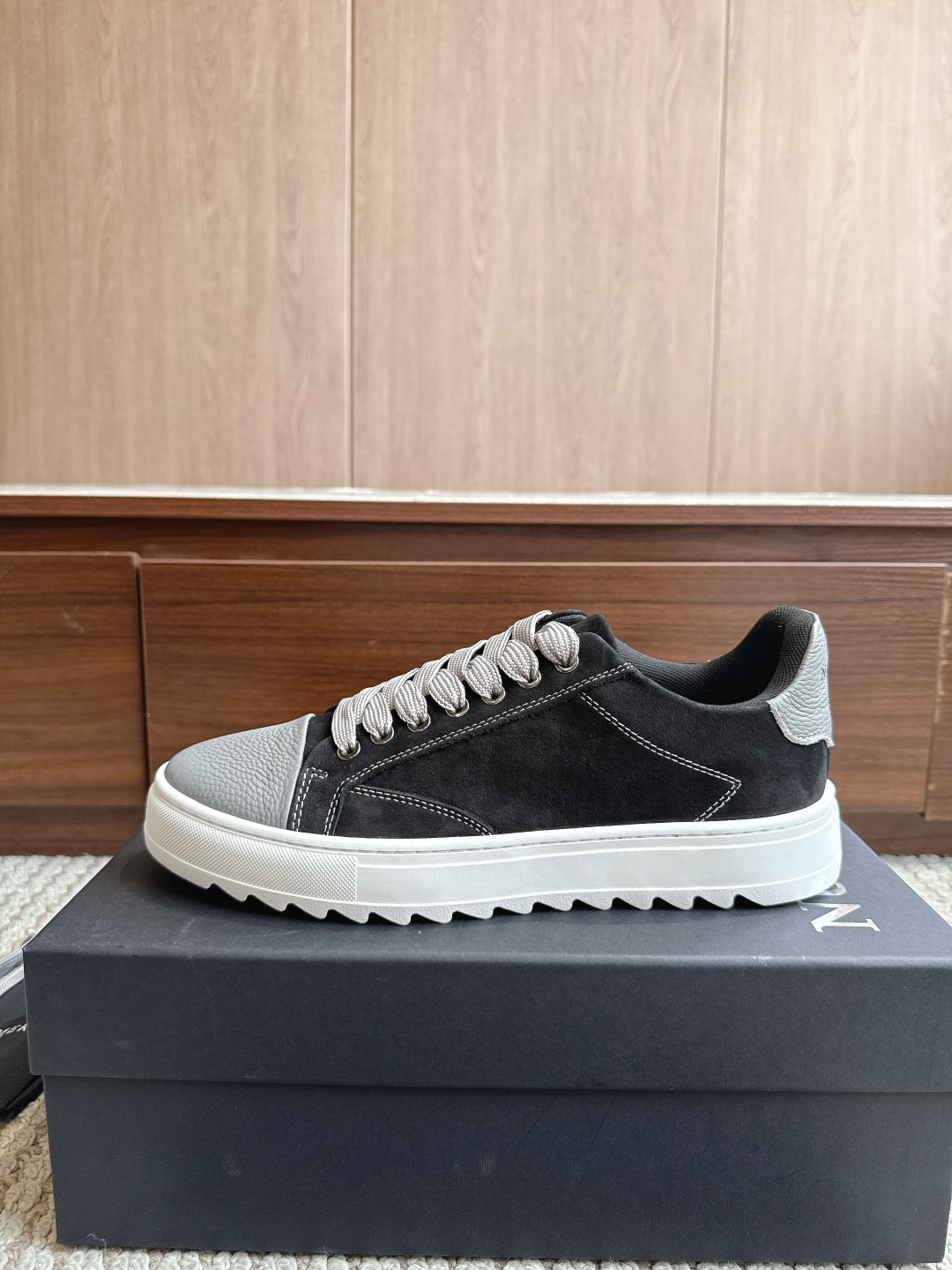 NO:867926,Numeris Shoes thick-soled men's height-increasing model!  Color: black matte dark gray. Size: 39-47. Price: low-top casual shoes, with serrated thick soles and rubber non-slip soles. Quality and anti-manufacturing. Material and design. The upper is made of distressed ripped denim, with pink laces and white toe caps, serrated thick soles. The contrasting color design has both a retro street feel and a sweet and cool style; white decorative strips on the side of the shoe + exquisite wiring, details enhance the texture. Casual shoes/sports shoes, sneakers19860909Numeris Shoes厚底增高男款！ 颜色黑磨砂深灰色 尺码39-47 价格低帮休闲鞋型,搭配锯齿厚底、橡胶防滑底,质量抗造, 材质与设计鞋面采用做旧破洞牛仔布材质,搭配粉色鞋带与白色鞋头、锯齿厚底,撞色设计兼具复古街头感与甜酷风格； 鞋侧白色装饰条+精致走线,细节处提升质感.,休闲鞋/运动鞋,sneakers,Women's Shoes
