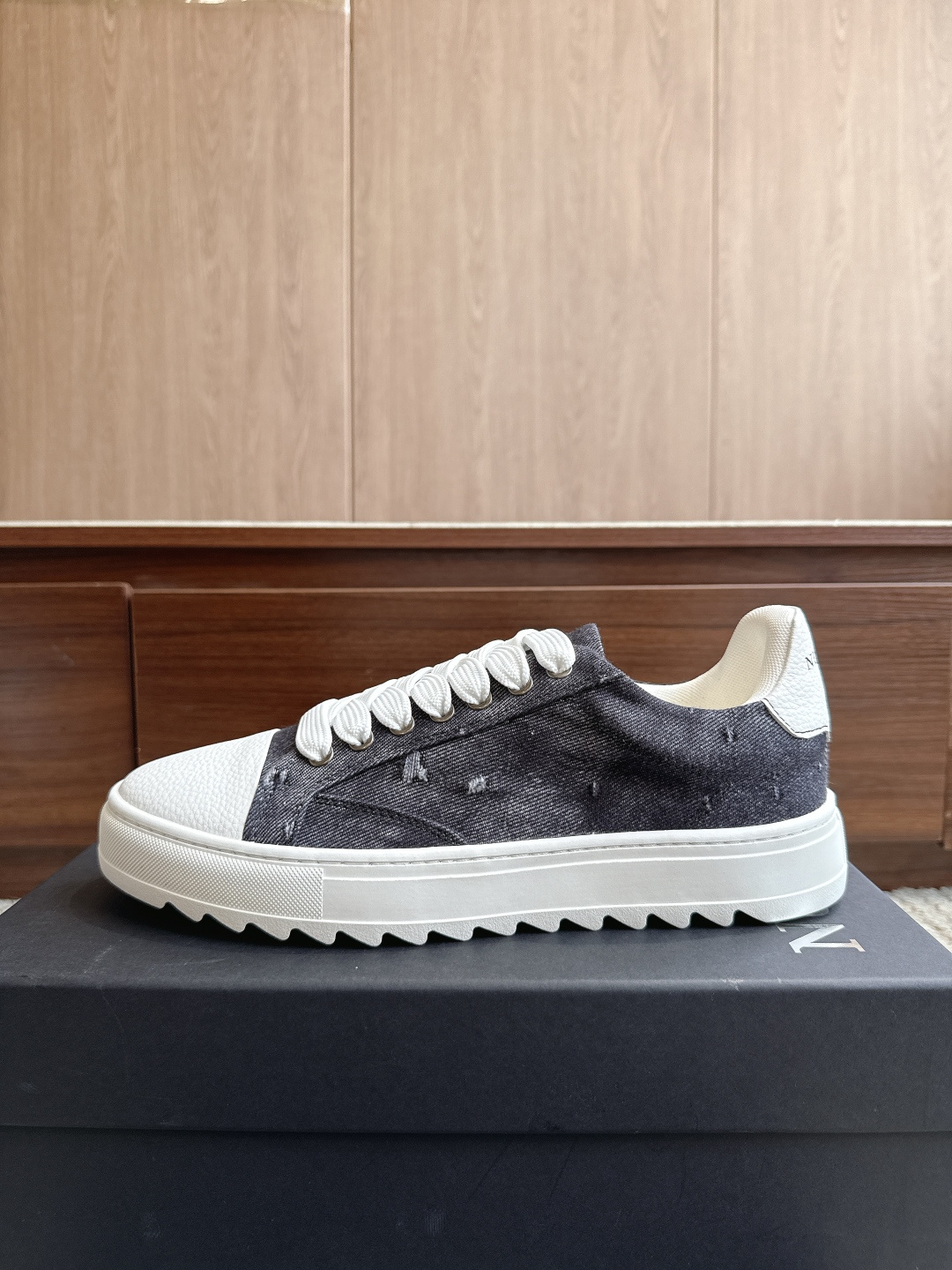 NO:867938,Numeris Shoes thick sole ** men's model!  Color: ripped denim, black and gray. Size: 39-47. Price: low-top casual shoes, with sawtooth thick soles and rubber non-slip soles. Quality and anti-manufacturing. Material and design: The upper is made of distressed ripped denim, with pink laces and white toe caps, and sawtooth thick soles. The contrasting color design has both a retro street feel and a sweet and cool style; white decorative strips on the side of the shoe + exquisite wiring, and details to enhance the texture. Casual shoes/sneakers, sneakers19860909Numeris Shoes厚底**男款！ 颜色破洞牛仔黑灰 尺码39-47 价格低帮休闲鞋型,搭配锯齿厚底、橡胶防滑底,质量抗造, 材质与设计鞋面采用做旧破洞牛仔布材质,搭配粉色鞋带与白色鞋头、锯齿厚底,撞色设计兼具复古街头感与甜酷风格； 鞋侧白色装饰条+精致走线,细节处提升质感.,休闲鞋/运动鞋,sneakers,Women's Shoes