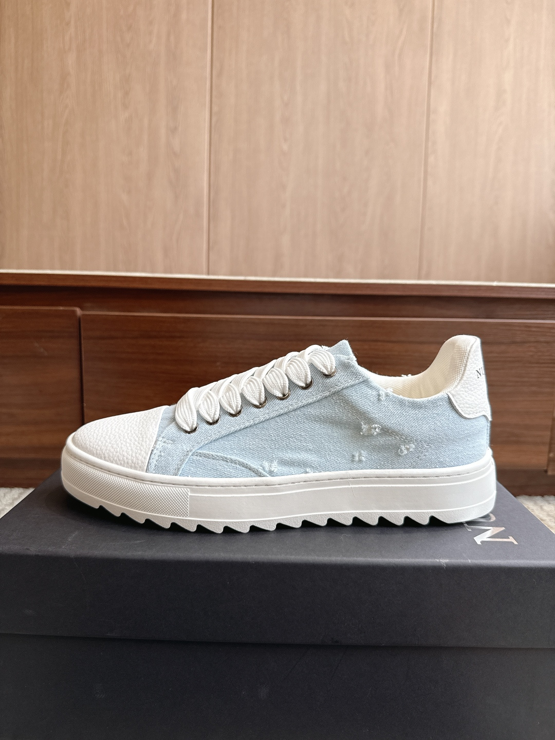 NO:867947,Numeris Shoes thick sole ** men's model!  Color: ripped denim light blue. Size: 39-47. Price: low-top casual shoes, with sawtooth thick soles and rubber non-slip soles. Quality and anti-manufacturing. Material and design. The upper is made of distressed ripped denim, with pink laces and white toe caps, and sawtooth thick soles. The contrasting color design combines a retro street feel with a sweet and cool style; white decorative strips on the side of the shoe + exquisite wiring, details enhance the texture. Casual shoes/sneakers, sneakers19860909Numeris Shoes厚底**男款！ 颜色破洞牛仔浅蓝色 尺码39-47 价格低帮休闲鞋型,搭配锯齿厚底、橡胶防滑底,质量抗造, 材质与设计鞋面采用做旧破洞牛仔布材质,搭配粉色鞋带与白色鞋头、锯齿厚底,撞色设计兼具复古街头感与甜酷风格； 鞋侧白色装饰条+精致走线,细节处提升质感.,休闲鞋/运动鞋,sneakers,Women's Shoes