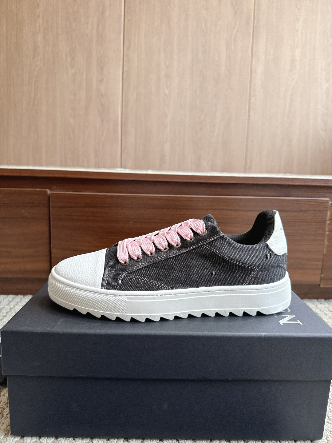 NO:867956,Numeris Shoes thick sole ** men's model!  Color: ripped denim, black pink. Size: 39-47. Price: Low-top casual shoes, with sawtooth thick soles and rubber non-slip soles. Quality and anti-manufacturing. Material and design. The upper is made of distressed ripped denim, with pink laces and white toe caps, and sawtooth thick soles. The contrasting color design has both a retro street feel and a sweet and cool style; white decorative strips on the side of the shoe + exquisite wiring, and the details enhance the texture. Casual shoes/sports shoes, sneakers19860909Numeris Shoes厚底**男款！ 颜色破洞牛仔黑粉 尺码39-47 价格低帮休闲鞋型,搭配锯齿厚底、橡胶防滑底,质量抗造, 材质与设计鞋面采用做旧破洞牛仔布材质,搭配粉色鞋带与白色鞋头、锯齿厚底,撞色设计兼具复古街头感与甜酷风格； 鞋侧白色装饰条+精致走线,细节处提升质感.,休闲鞋/运动鞋,sneakers,Women's Shoes