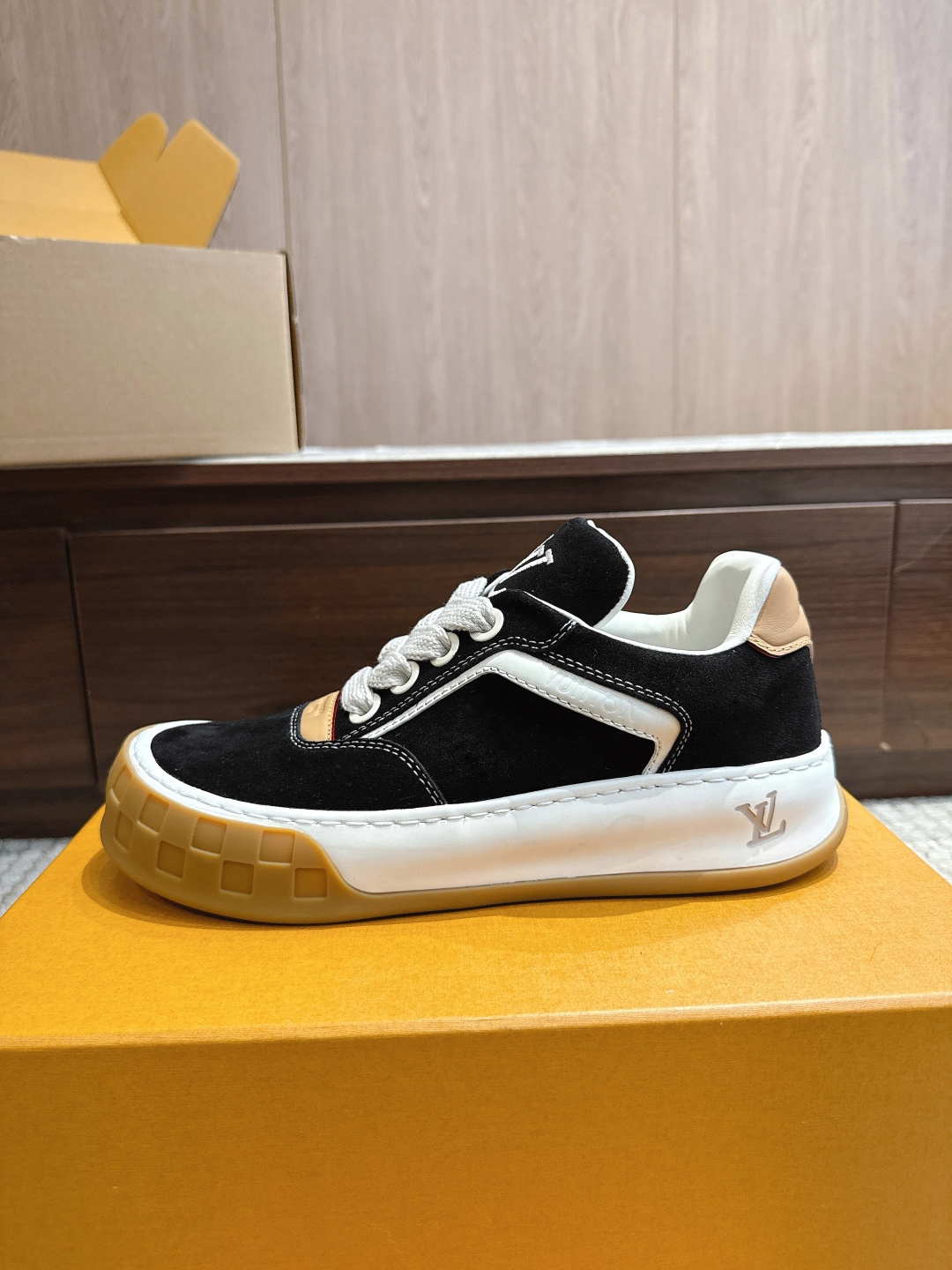 NO:867939,Top version, sizes 35–46. Please pay attention to our packaging and quality for the price!  Louis*Vuitto* LV Trainer Sports European Purchasing Agency Purchased for 1W RMB. It took a month to develop a private mold for the outsole and fabric. Three sets of molds were scrapped for the upper, and then it was perfectly adjusted to the original version. It is definitely a comfortable product that cost a lot of money and thought. This series was designed after the arrival of Vifgil. It is favored by many fans every quarter. It can be matched with different fashions to show your personality. Private mold luxury Luo Shi TPU original outsole  Original packaging, casual shoes/sports shoes, louis vuitton, louis vuitton, sneakers19860909顶级版本 尺码35–46 价格请认准我家包装和品质！ Louis*Vuitto* LV Trainer 运动欧洲代购1W RMB购入 历时一个月爆拆开发 大底和面料私模 鞋面更是报废了三套模具 才完美调整至原版一致较果 绝对下血本费心思的一款舒适 自Vifgil到来之后而设计的这一系列 每一季度都深受众多粉丝的青睐 搭配不同的时尚更显个性哦 私模奢华洛施 TPU原版大底 原版包装,休闲鞋/运动鞋,louis vuitton,louis vuitton,sneakers,Women's Shoes