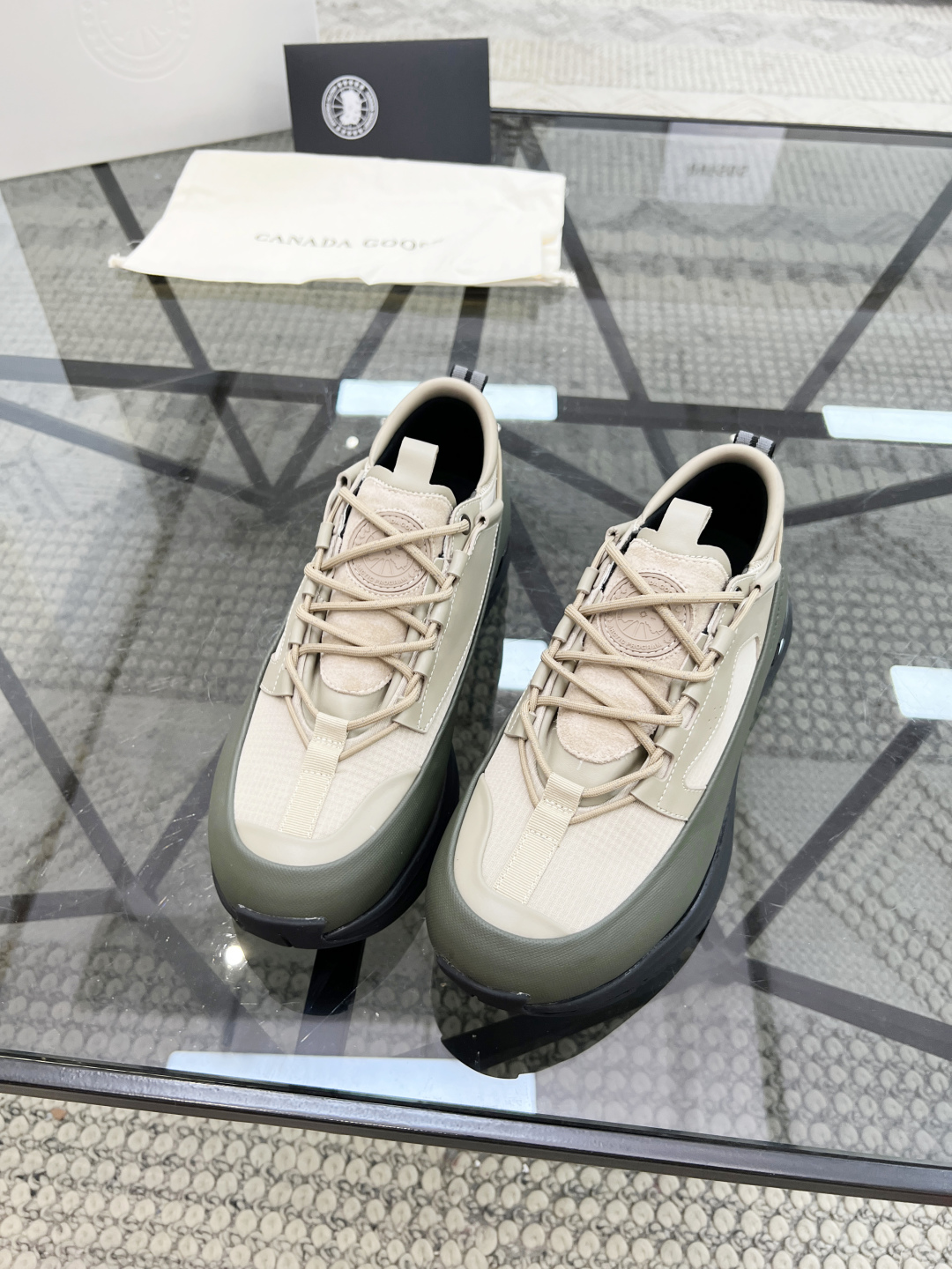  J 🔍顶级代购🇮🇹 鹅 炸街男神运动鞋新品来袭，经反复试验终打造出完美版本，经典的高超拼接工艺技术瞬间