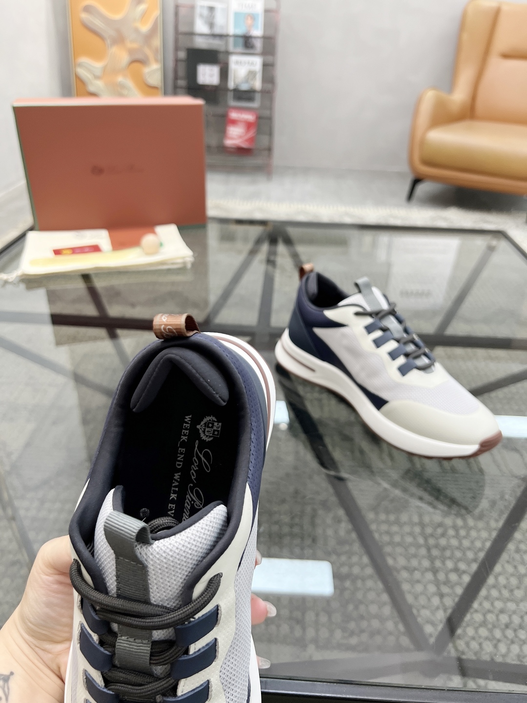  L 🔍顶级代购🇮🇹 LP 炸街男神爆款休闲板鞋专柜新品同步，鞋面意大利进口牛皮搭配网布面料，高品质滴胶