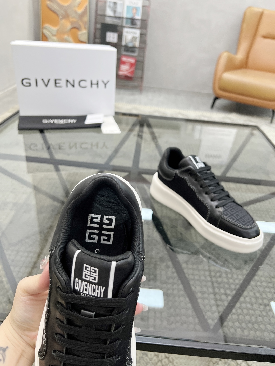  J 🔍顶级代购🇮🇹 纪 炸街男神爆款运动板鞋专柜同步，鞋面意大利进口牛皮搭配印花布面料，高品质拼接复杂