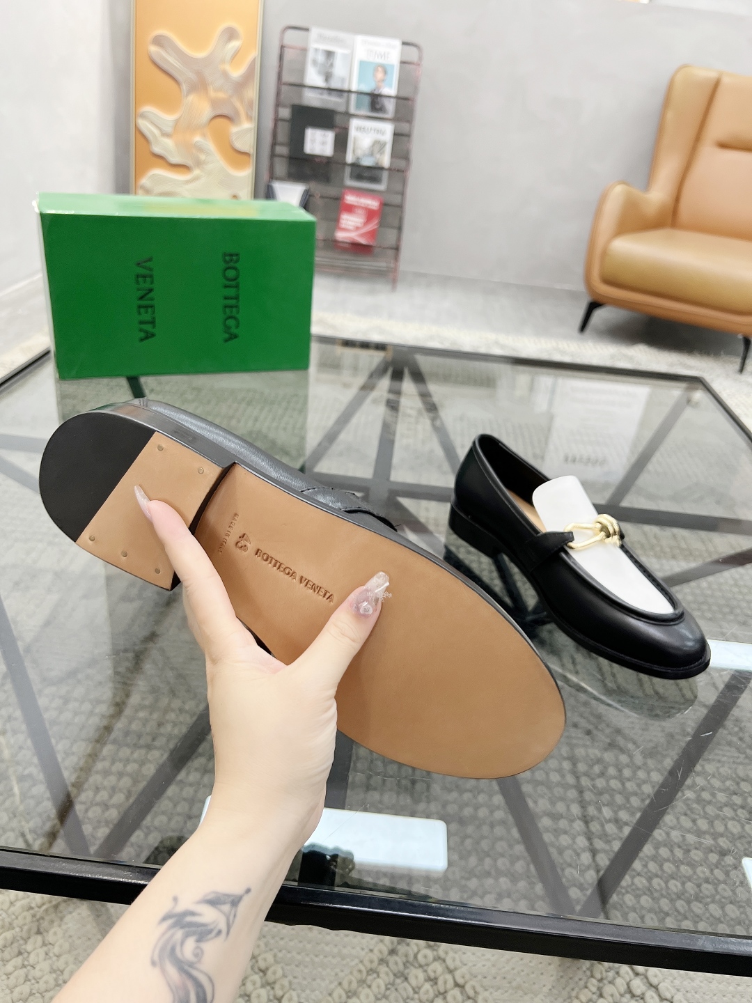  B 🔍顶级代购🇮🇹 碟 炸街情侣👫款官网新品套脚皮鞋原单货专柜同步，鞋面意大利进口牛皮面料，潮达人爆款