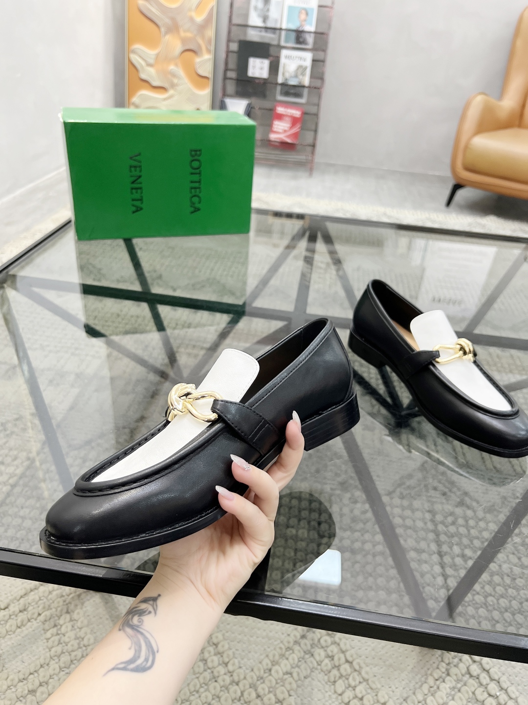  B 🔍顶级代购🇮🇹 碟 炸街情侣👫款官网新品套脚皮鞋原单货专柜同步，鞋面意大利进口牛皮面料，潮达人爆款