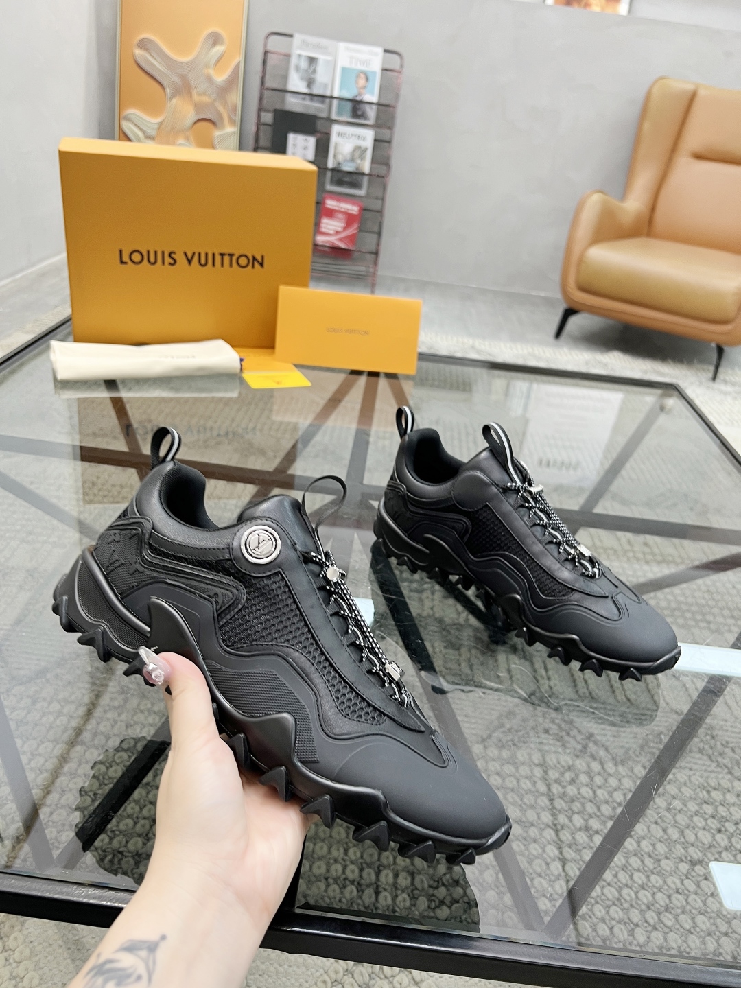  L 🔍顶级代购🇮🇹 路 炸街男神爆款运动板鞋专柜同步，鞋面意大利进口牛皮面料，高品质拼接复杂工艺，进口
