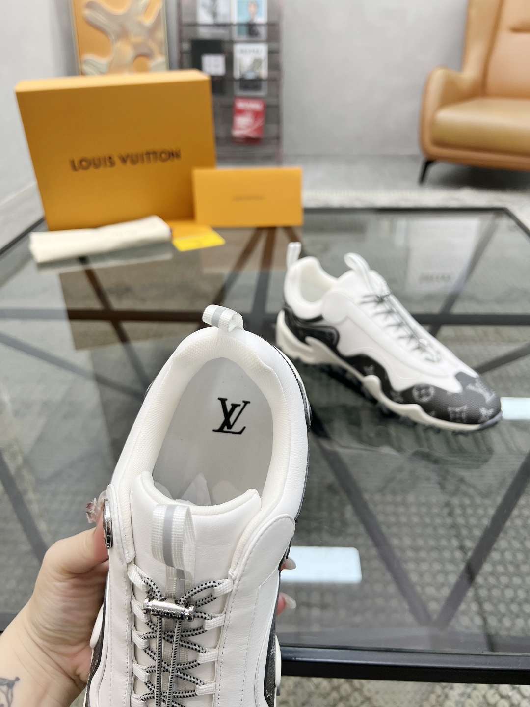  L 🔍顶级代购🇮🇹 路 炸街男神爆款运动板鞋专柜同步，鞋面意大利进口牛皮面料，高品质拼接复杂工艺，进口