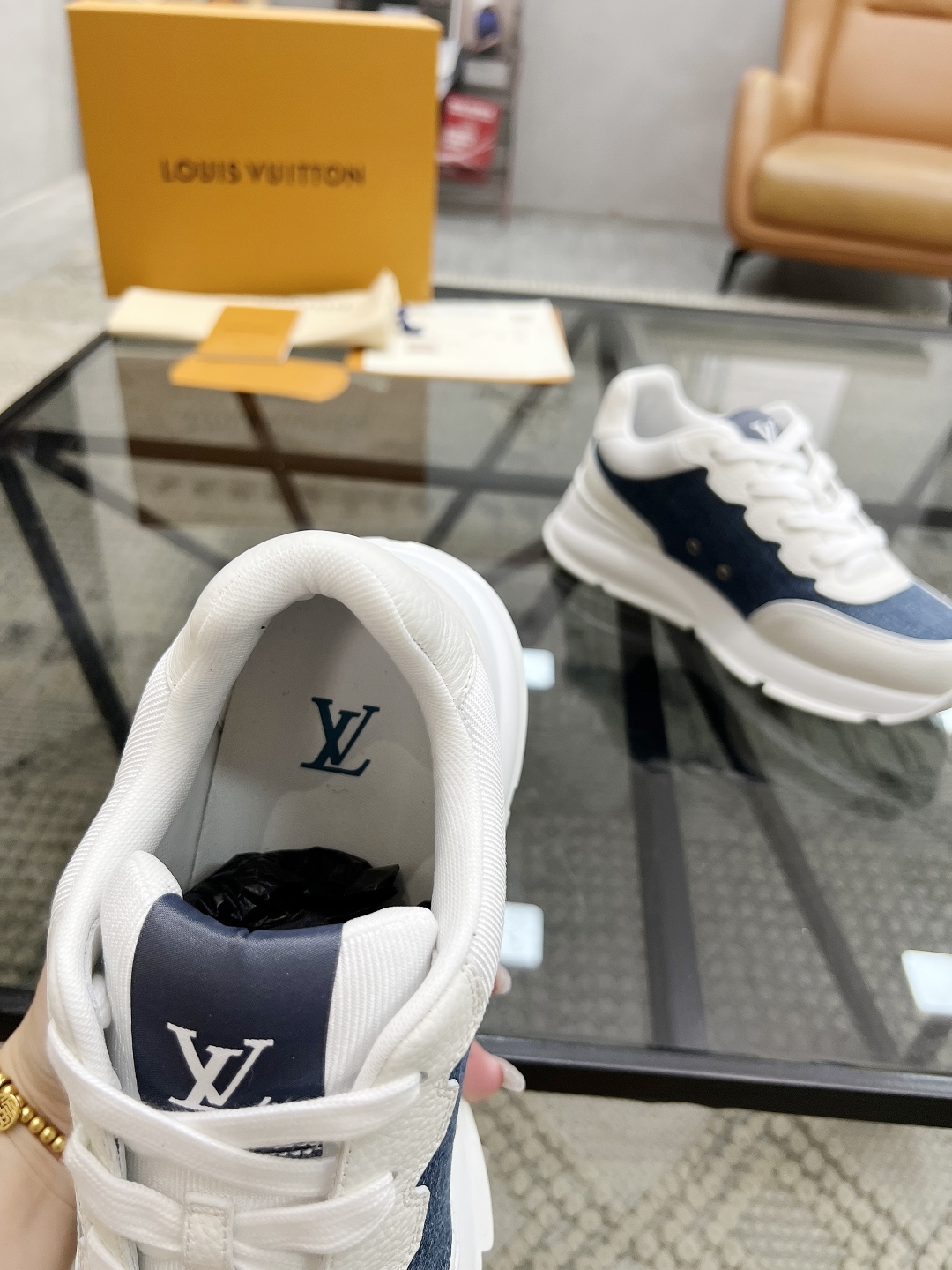 L 🔍顶级代购🇮🇹 路 炸街男神爆款运动板鞋专柜同步，鞋面意大利进口牛皮搭配布面料，高品质拼接复杂工艺
