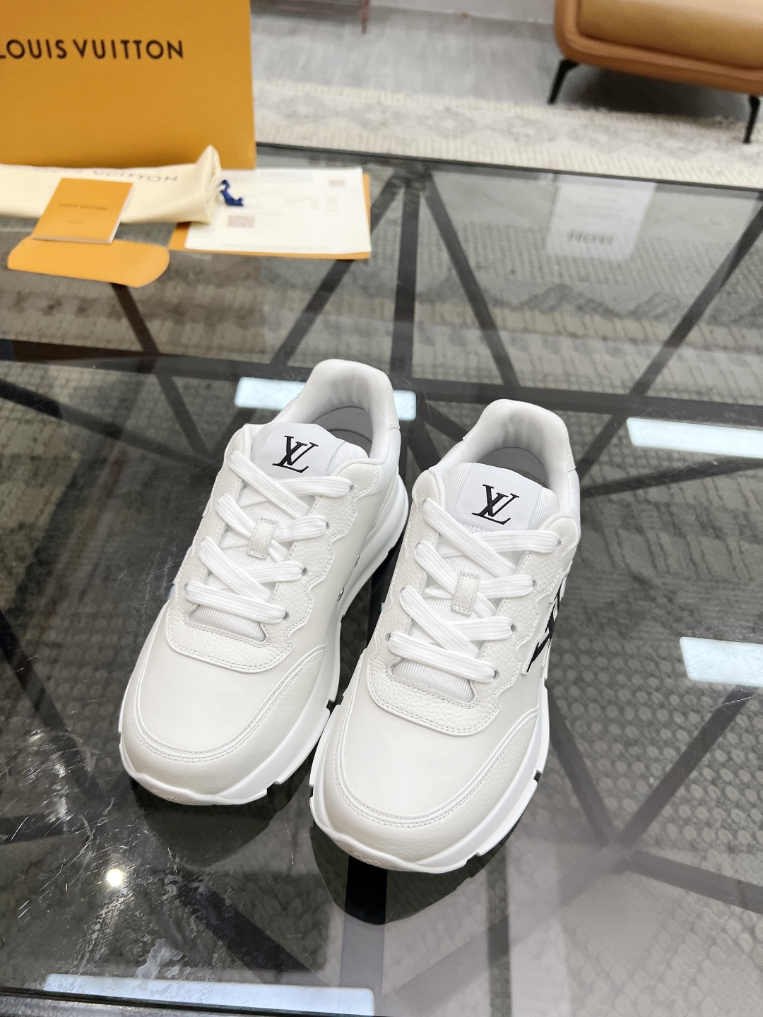  L 🔍顶级代购🇮🇹 路 炸街男神爆款运动板鞋专柜同步，鞋面意大利进口牛皮面料，高品质拼接复杂工艺，进口