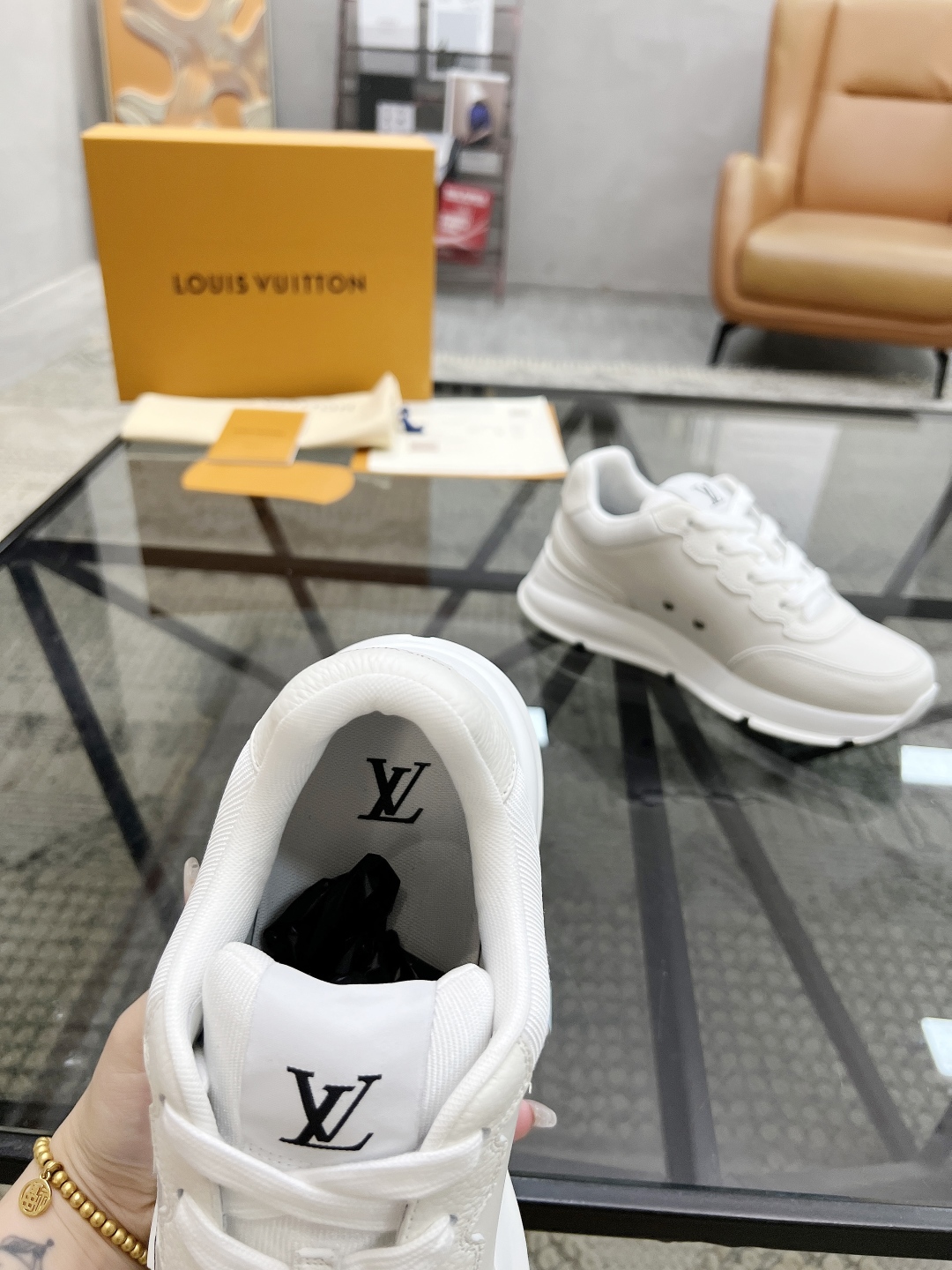  L 🔍顶级代购🇮🇹 路 炸街男神爆款运动板鞋专柜同步，鞋面意大利进口牛皮面料，高品质拼接复杂工艺，进口
