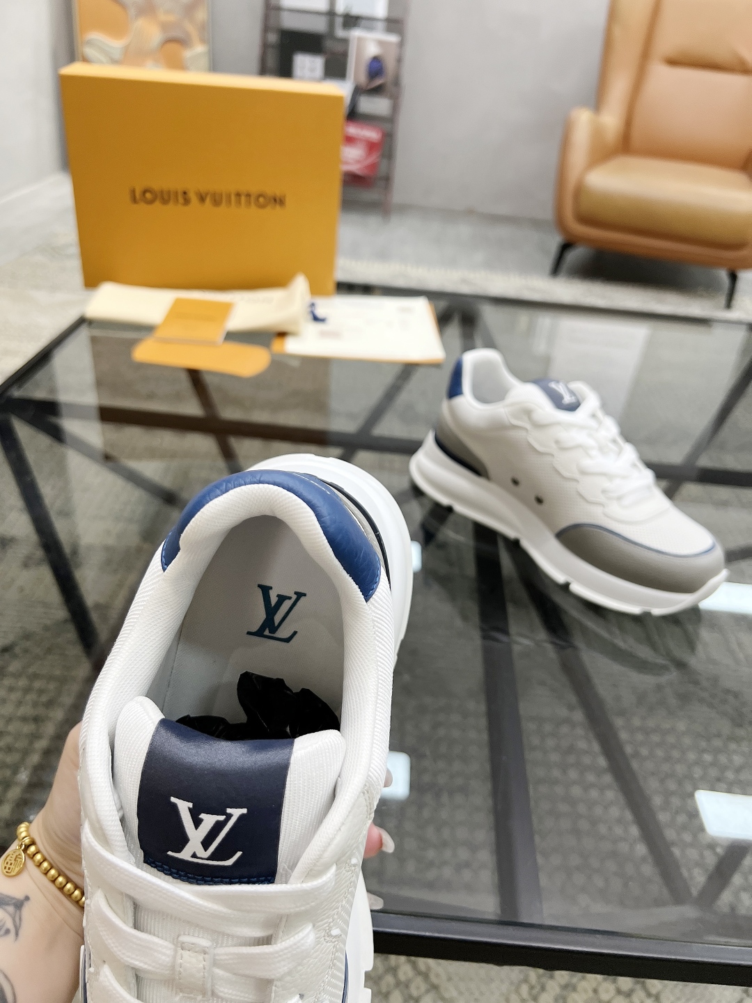  L 🔍顶级代购🇮🇹 路 炸街男神爆款运动板鞋专柜同步，鞋面意大利进口牛皮搭配布面料，高品质拼接复杂工艺