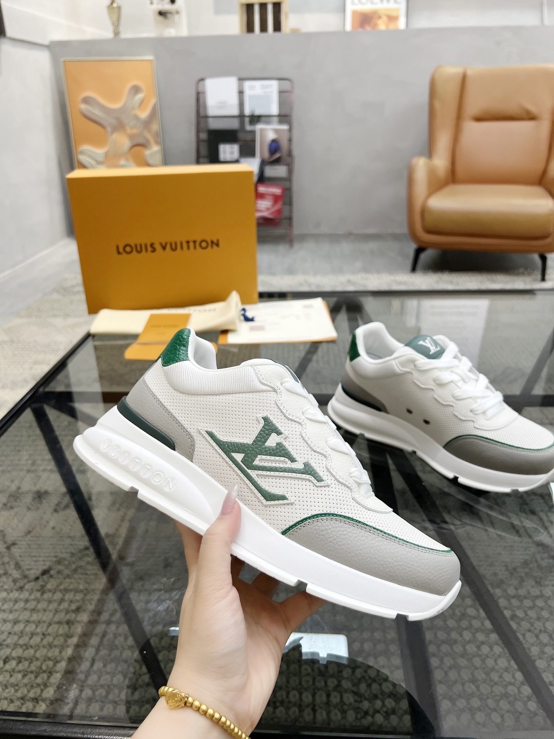  L 🔍顶级代购🇮🇹 路 炸街男神爆款运动板鞋专柜同步，鞋面意大利进口牛皮搭配布面料，高品质拼接复杂工艺