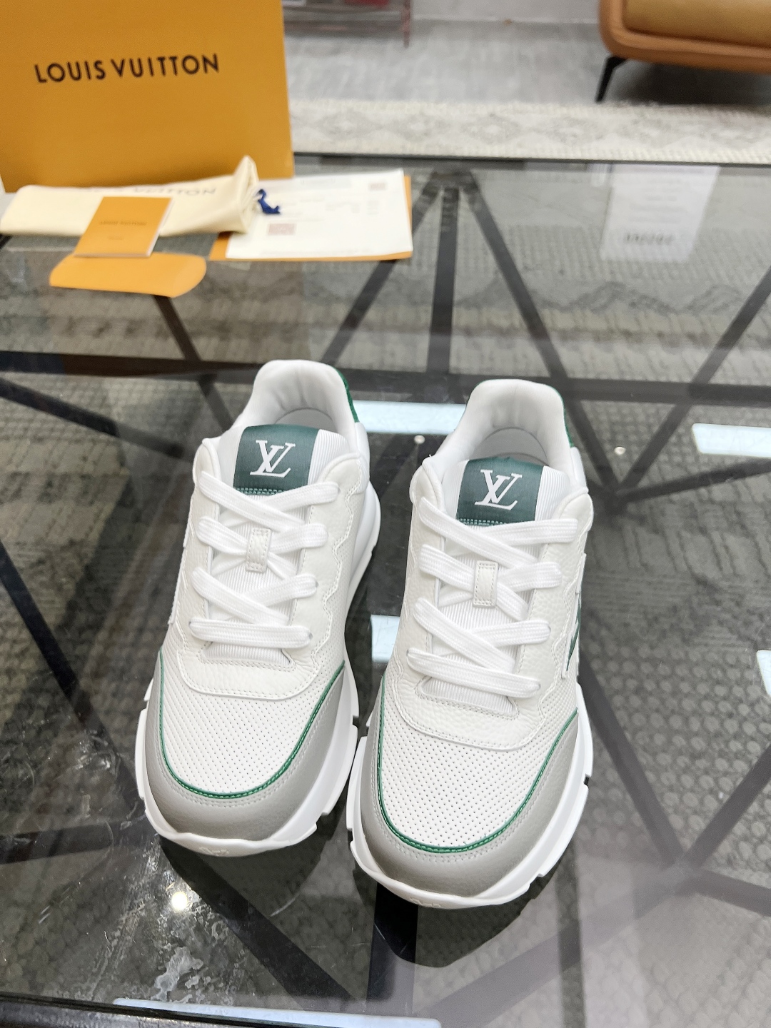 L 🔍顶级代购🇮🇹 路 炸街男神爆款运动板鞋专柜同步，鞋面意大利进口牛皮搭配布面料，高品质拼接复杂工艺