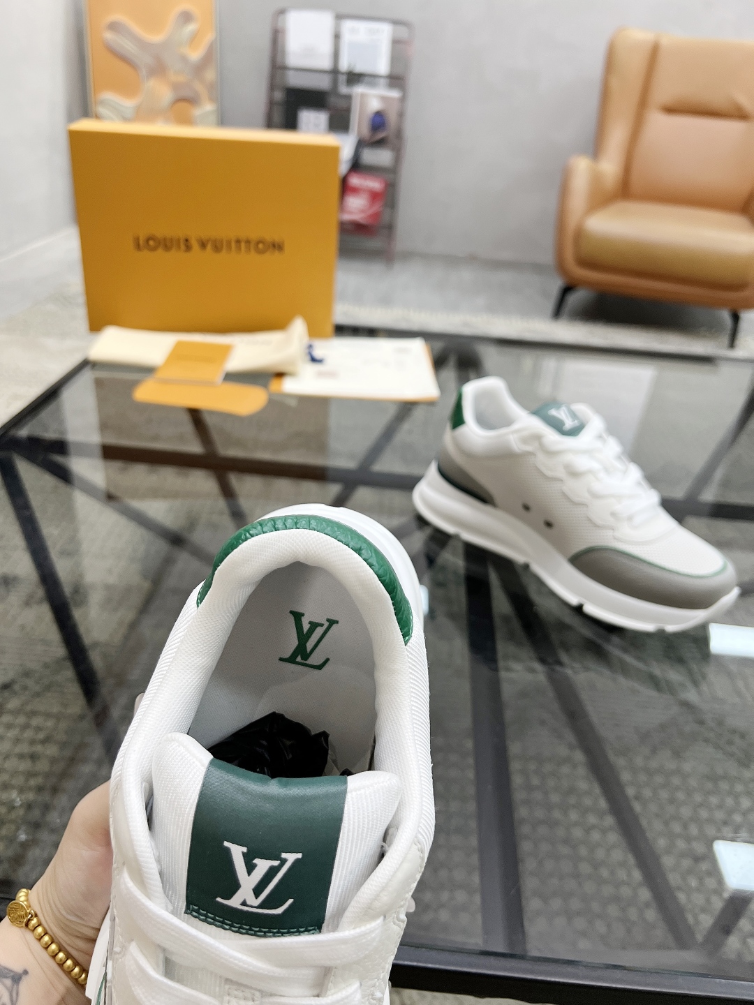  L 🔍顶级代购🇮🇹 路 炸街男神爆款运动板鞋专柜同步，鞋面意大利进口牛皮搭配布面料，高品质拼接复杂工艺