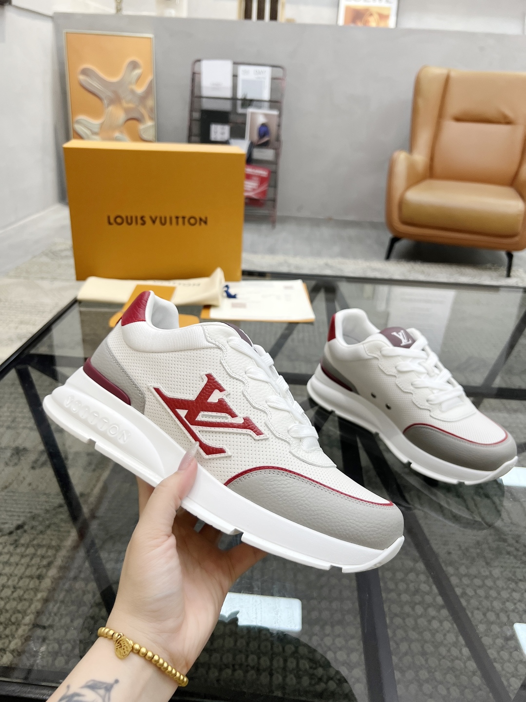  L 🔍顶级代购🇮🇹 路 炸街男神爆款运动板鞋专柜同步，鞋面意大利进口牛皮搭配布面料，高品质拼接复杂工艺