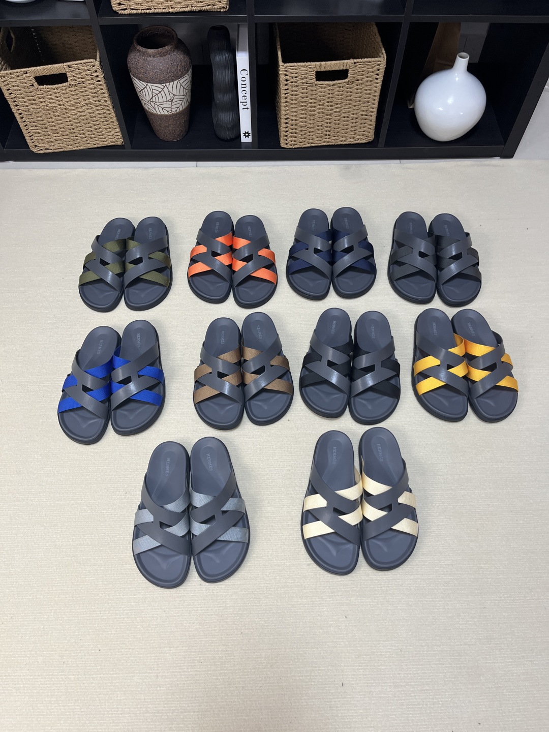  H 🔍顶级代购🇮🇹 爱 炸街男神春夏拖鞋新品专柜同步，鞋面意大利进口牛皮面料，高品质拼接工艺，鞋底：原