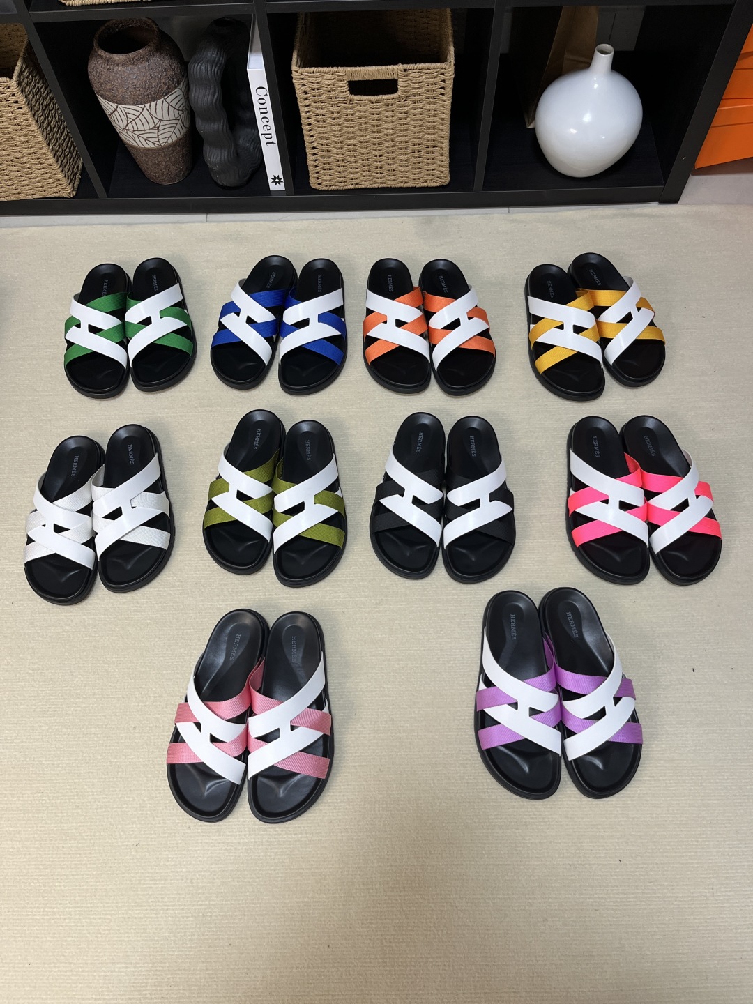  H 🔍顶级代购🇮🇹 爱 炸街男神春夏拖鞋新品专柜同步，鞋面意大利进口牛皮面料，高品质拼接工艺，鞋底：原