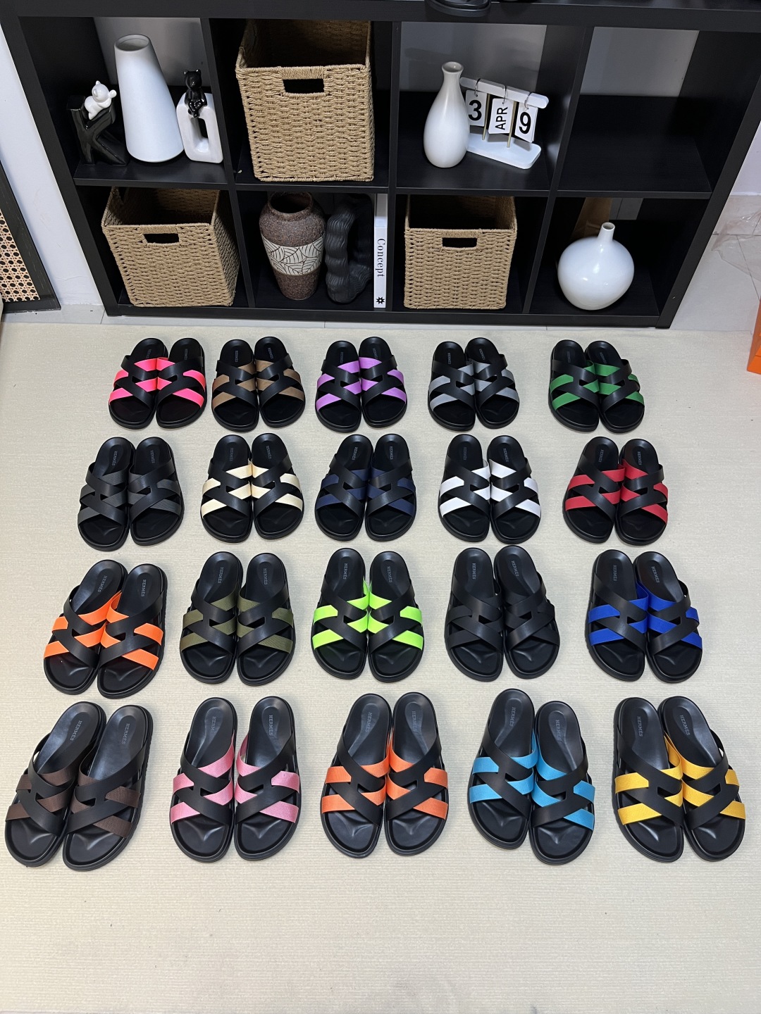  H 🔍顶级代购🇮🇹 爱 炸街男神春夏拖鞋新品专柜同步，鞋面意大利进口牛皮面料，高品质拼接工艺，鞋底：原