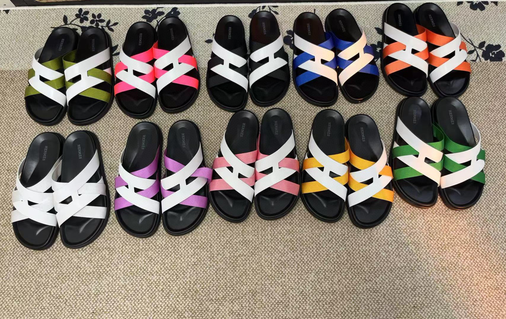  H 🔍顶级代购🇮🇹 爱 炸街男神春夏拖鞋新品专柜同步，鞋面意大利进口牛皮面料，高品质拼接工艺，鞋底：原