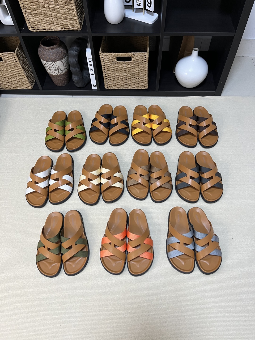  H 🔍顶级代购🇮🇹 爱 炸街男神春夏拖鞋新品专柜同步，鞋面意大利进口牛皮面料，高品质拼接工艺，鞋底：原