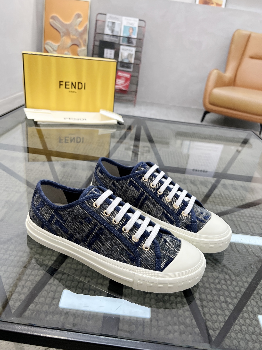  F 🔍顶级代购🇮🇹 芬 炸街情侣👫人气爆款专柜新款原厂配置，意大利进口原版标志布面，标志花纹潮人必备，