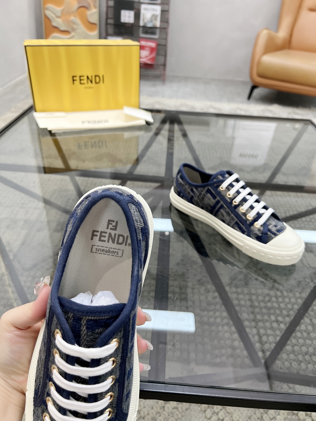  F 🔍顶级代购🇮🇹 芬 炸街情侣👫人气爆款专柜新款原厂配置，意大利进口原版标志布面，标志花纹潮人必备，