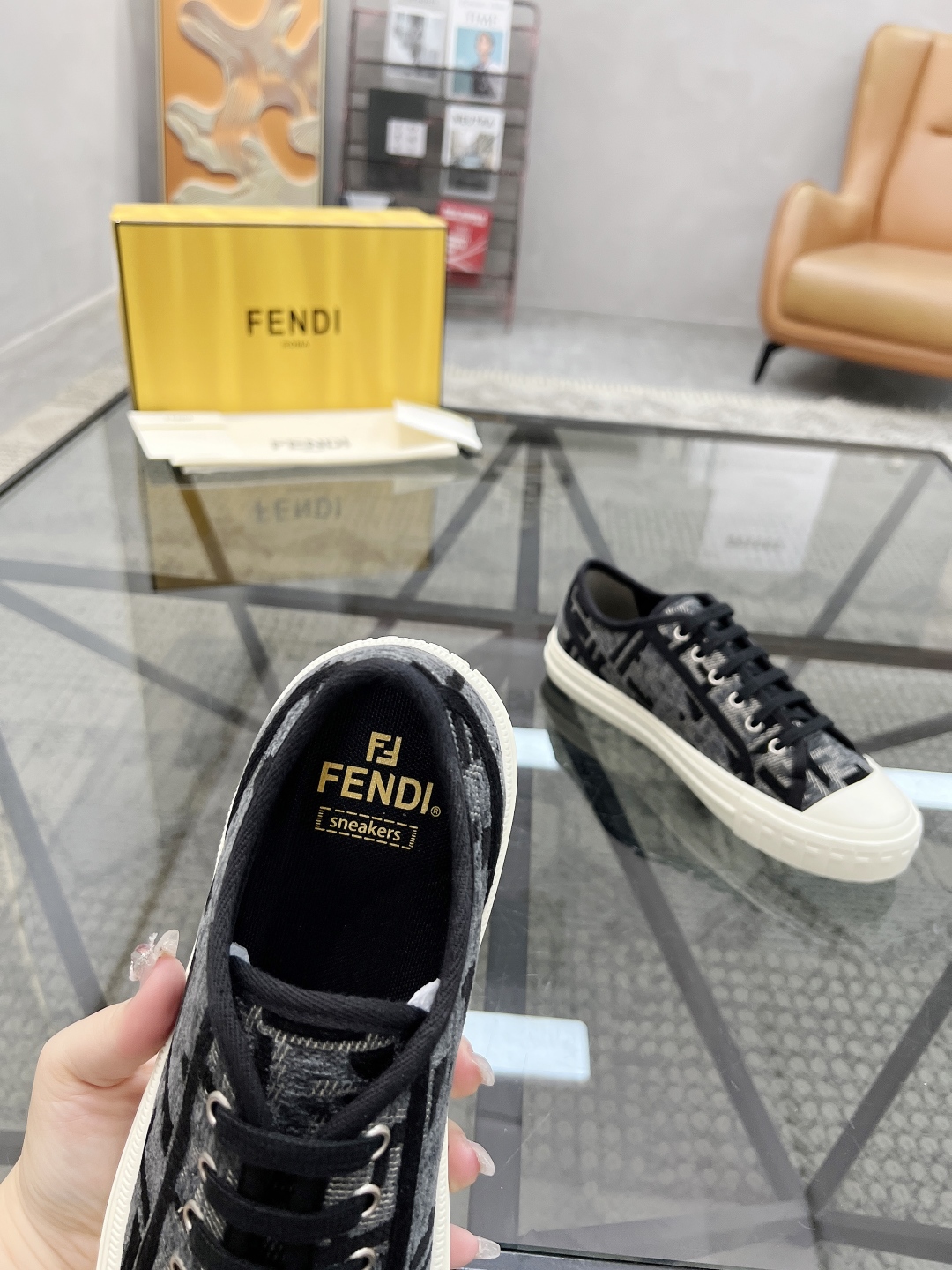 F 🔍顶级代购🇮🇹 芬 炸街情侣👫人气爆款专柜新款原厂配置，意大利进口原版标志布面，标志花纹潮人必备，