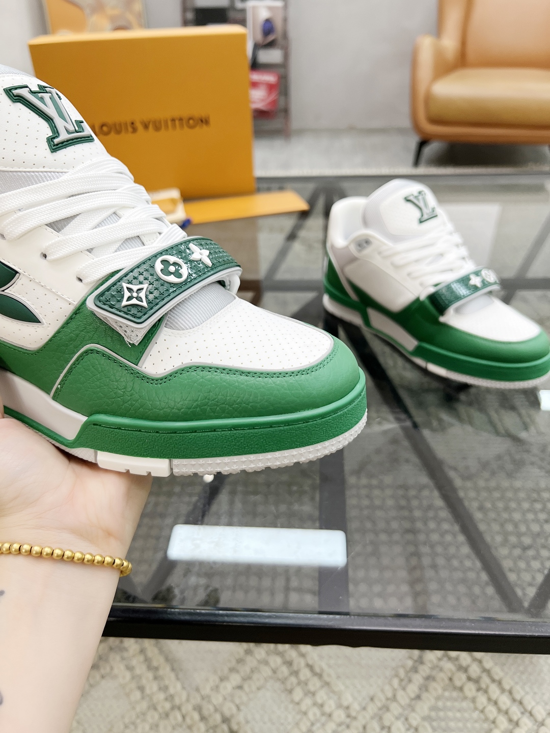  L 🔍顶级代购🇮🇹 路 炸街男神爆款运动板鞋专柜同步，鞋面意大利进口牛皮面料，魔术贴缤纷色彩复杂工艺品