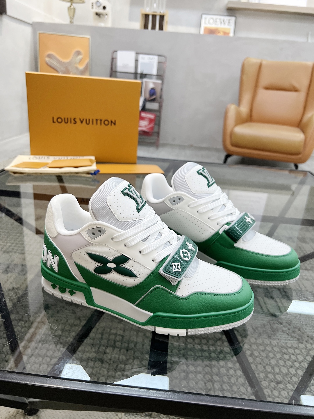  L 🔍顶级代购🇮🇹 路 炸街男神爆款运动板鞋专柜同步，鞋面意大利进口牛皮面料，魔术贴缤纷色彩复杂工艺品